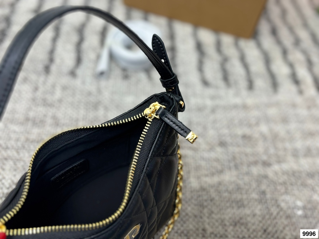 皮p220 布p210 配礼盒 这款 Miss Caro迪奥之爱迷你链条手袋是二零二五秋冬成衣系列新品，时尚现代而不失实用功能。采用奶白色羊皮革精心制作，饰以超大藤格纹缉面线，搭配正面复古金色饰面金属CD标志和一个拉链隔层，可收纳各种日常用品。百搭款式，搭配可调节、可拆卸的皮革肩带和顶部手柄，另带有可拆卸链条，可肩背或斜挎，是日常或晚装造型的理想之选。尺寸20.13