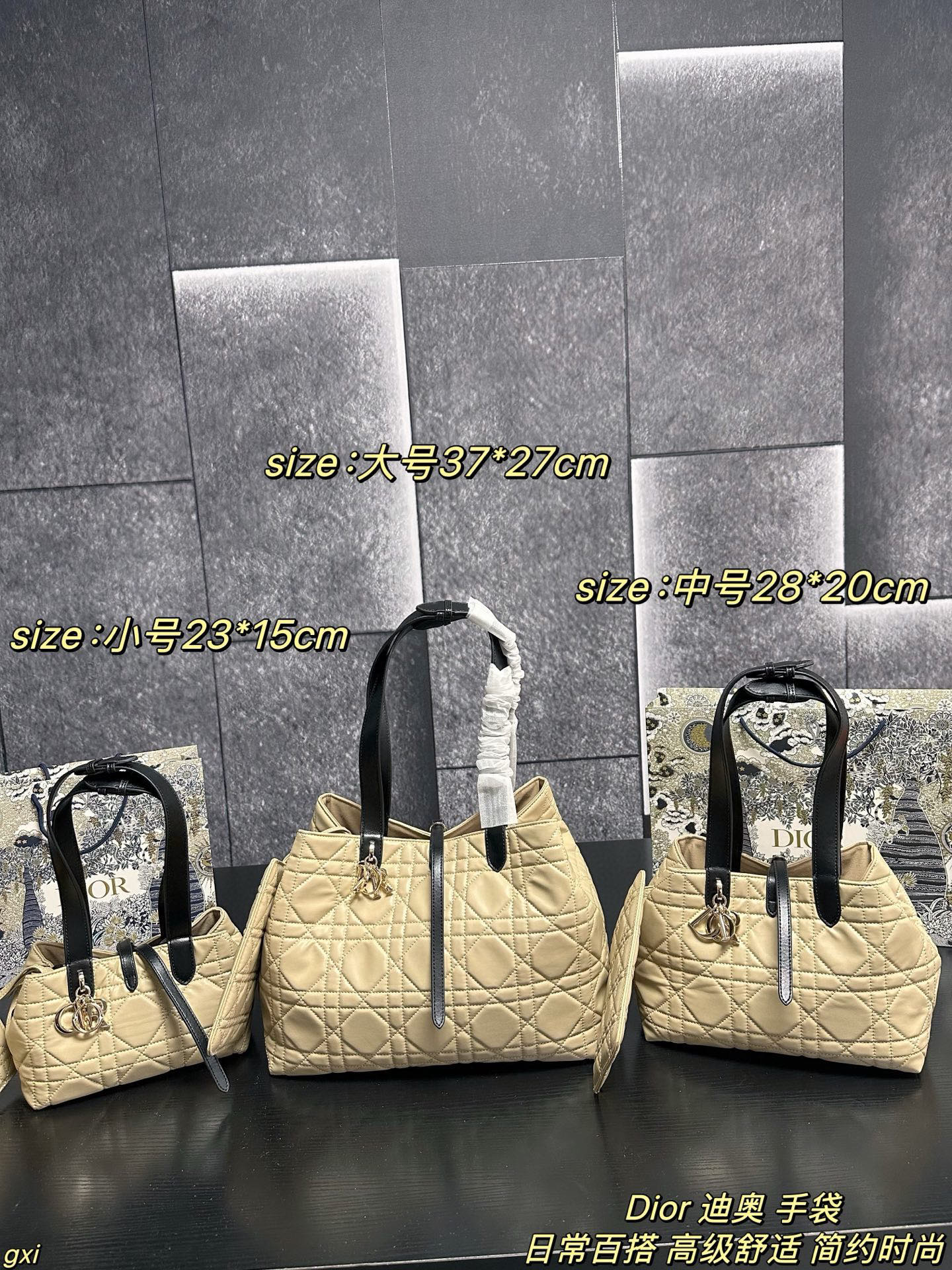 大号P170 中号P160 小号P150 Dior 迪奥 手袋 这款Dior Toujours 手袋发布秀精彩亮相,休闲实用的设计别具一格.采用白色牛皮革精心制作,饰以超大藤格纹缉面线,宽敞的内部隔层搭配小袋,可整齐收纳各种日常用品,另有CD Lock 字母D旋钮式开合,可调节两侧,提升格调.皮革手柄带有可调节细节细节,可轻松手提. CD Lock和系带开合 DIOR吊饰 可拆卸内部小袋 可调节皮革手柄 大号尺寸：37*27cm 中号尺寸：28*20cm 小号尺寸：23*15cm