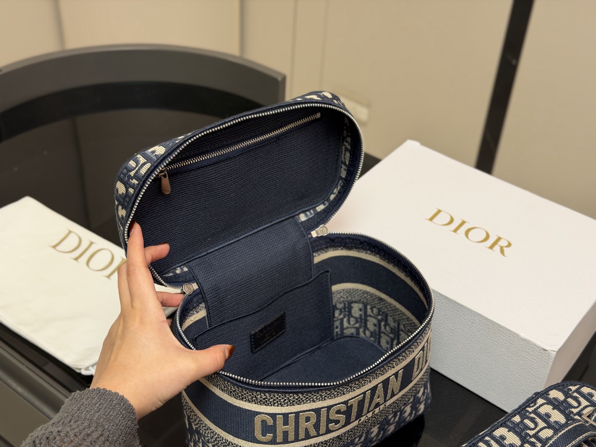 大号&yen;220 小号&yen;230 配折叠盒 size：24*18cm 19*15cm 迪奥 刺绣化妆包 原单 第一眼就沦陷，小号配长肩带 圆圆的包身太讨喜