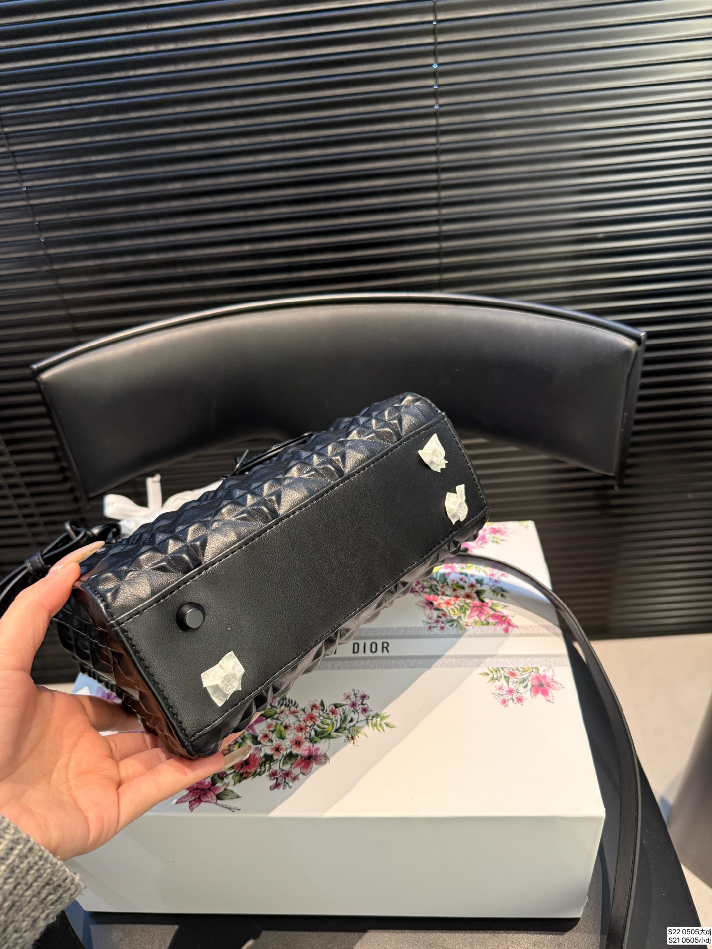 大号P160 小号P155 配折叠盒子 迪奥戴妃包 sDior戴妃包太好看了吧！ 优雅指数拉满 搭配简洁风格的衣服整个人气质就上来了 而且容量完全可以满足日常要求 日常聚会逛街都很方便~ 尺寸：大20 18 小16 14 货号0505