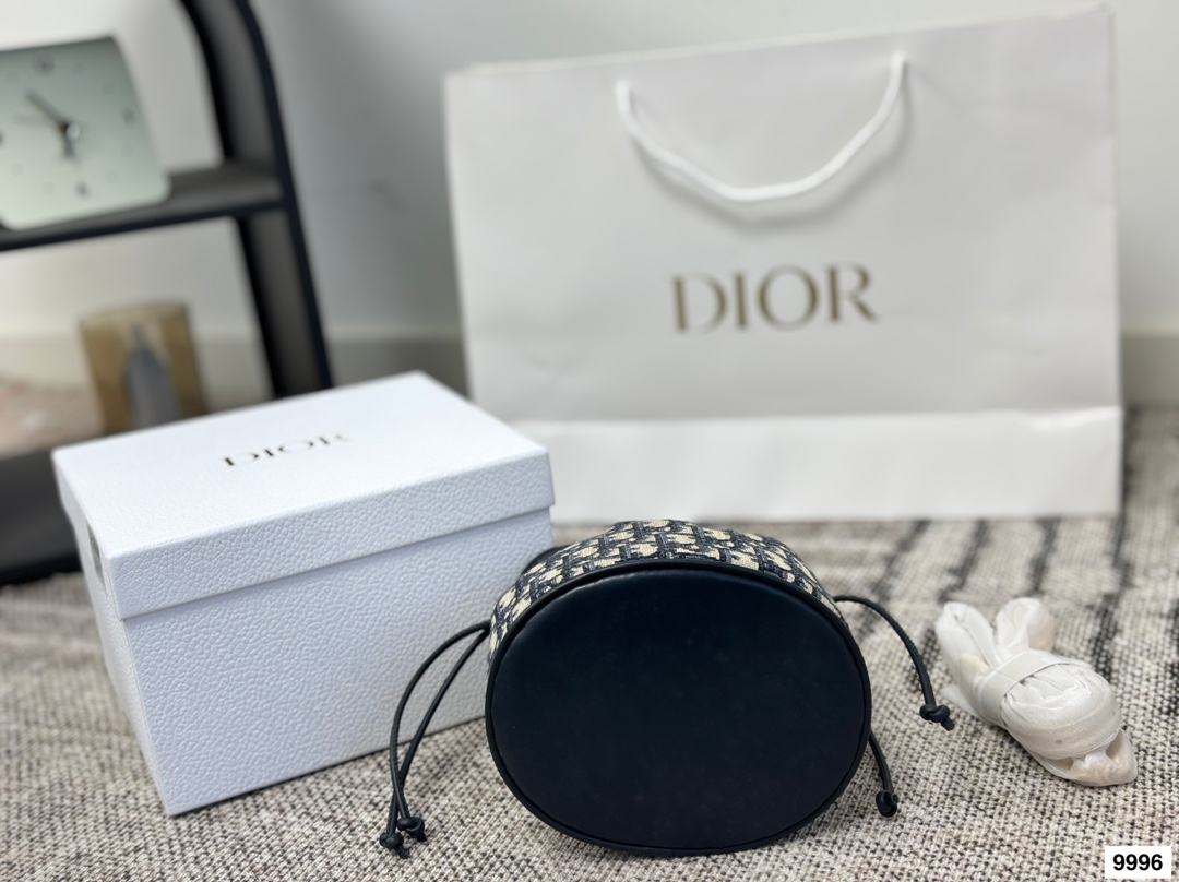 皮p255 布p235配盒 size：17*18cm 迪奥新款小水桶来啦~ 一见发财！ 小福袋的新背法!腋下真的绝了