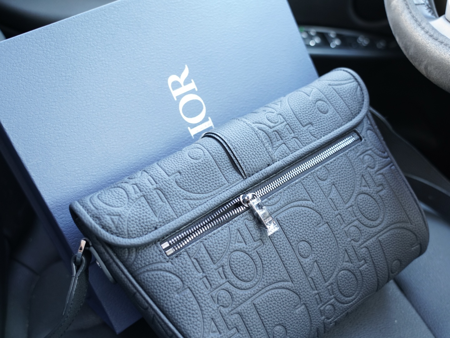 P230🇫🇷 Dior 迪奥 官网同步 高版本 斜挎单肩背包 永恒不过时的标志性产品 纯原单牛皮 顶级五金制作 非市面普通版本 今年最爱的款式 全部实拍 实用性非常高 完全不用担心穿搭 配全套包装折叠盒 【规格：25x20x8】