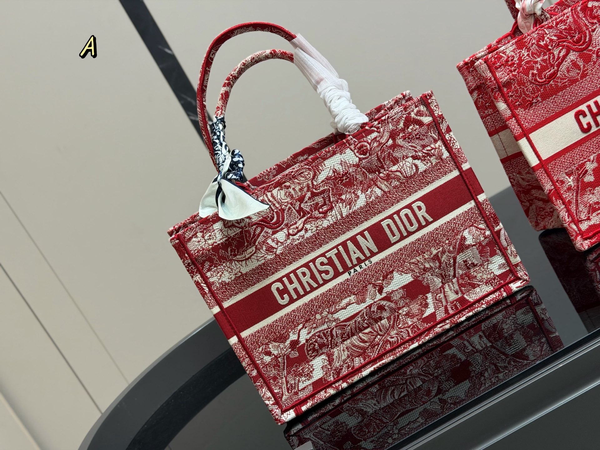 &yen;180 配盒丝巾 Dior 原版布提花 Dior book tote今年最喜欢的一款购物袋 tote我用的次数最多的包 迪奥因为容量超级大 不管什么东西都向里面放 当然凹造型也是必须有 尺寸:中号36cm