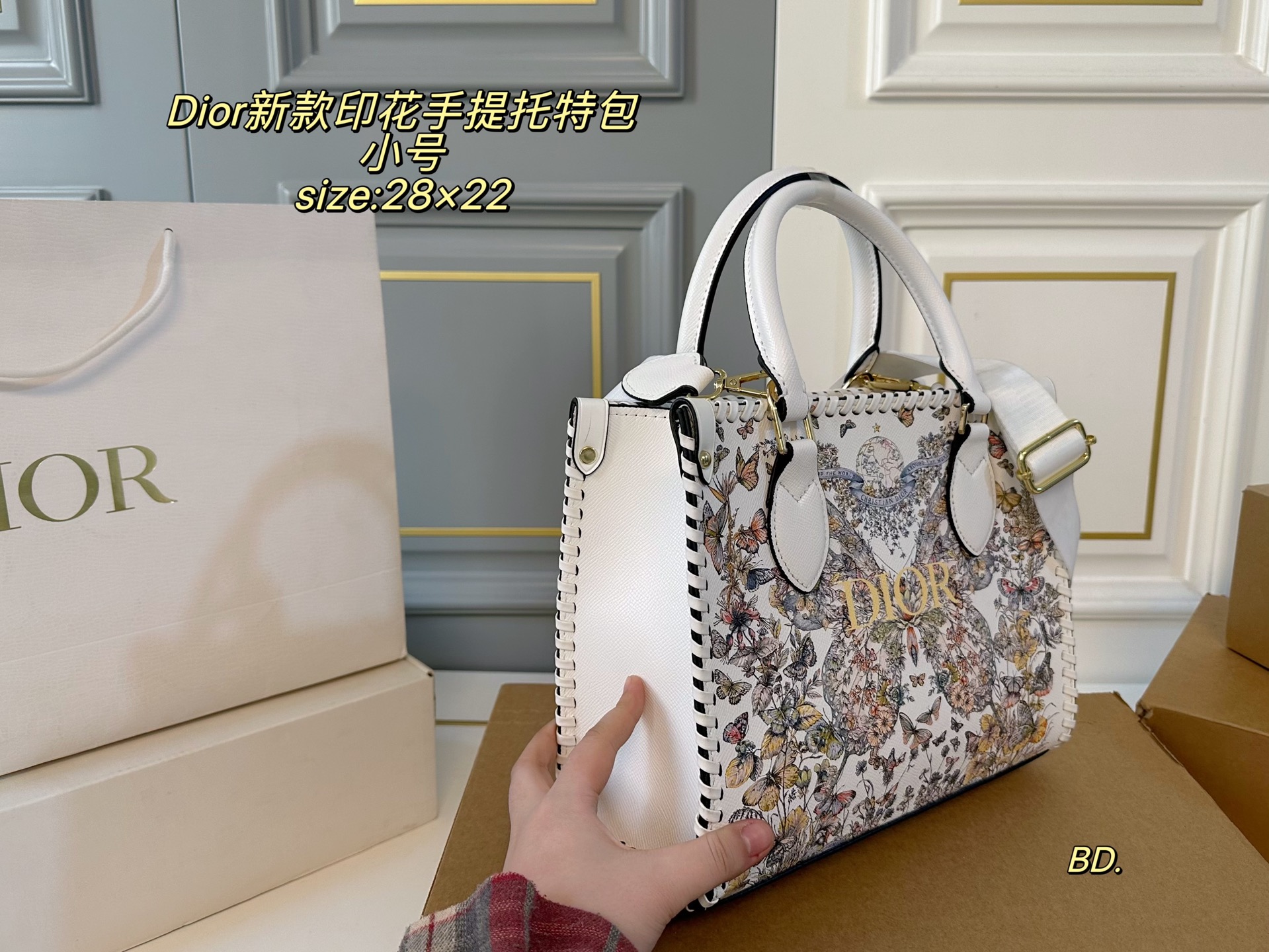 P180小号（无盒） size：28&times;22小号 DIOR迪奥新款印花手提托特包❤️ 皮线包边新款超级百搭托特包 旅行 妈咪包选它超实用～ 复古又精致，看不腻的美貌 轻便实用，上班族的通勤包‼️