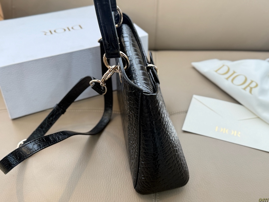 &yen;300折叠盒 迪奥 Dior 2026春夏蝴蝶结手提包 质感细腻又耐用。正面立体蝴蝶结设计，优雅又俏皮，梯形包型容量适中，通勤休闲都很OK。顶部硬质手柄＋可调节肩带，手提斜挎随心切换。 整体简约精致，法式浪漫氛围感拉满，是2026春夏系列超亮眼单品！尺寸28*19.5