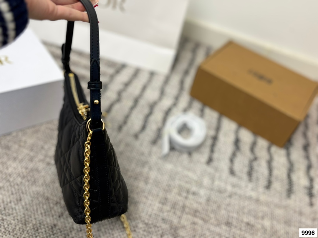 皮p220 布p210 配礼盒 这款 Miss Caro迪奥之爱迷你链条手袋是二零二五秋冬成衣系列新品，时尚现代而不失实用功能。采用奶白色羊皮革精心制作，饰以超大藤格纹缉面线，搭配正面复古金色饰面金属CD标志和一个拉链隔层，可收纳各种日常用品。百搭款式，搭配可调节、可拆卸的皮革肩带和顶部手柄，另带有可拆卸链条，可肩背或斜挎，是日常或晚装造型的理想之选。尺寸20.13