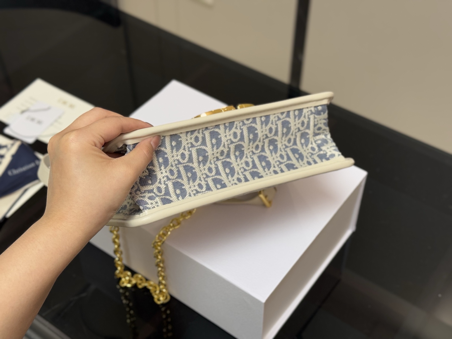 ¥165 ¥160 配折叠盒 size:24*20cm 21*15cm 迪奥 蒙田30 刚刚出的现货! 老花也太好看啦! 温柔很适合🈴️四季!