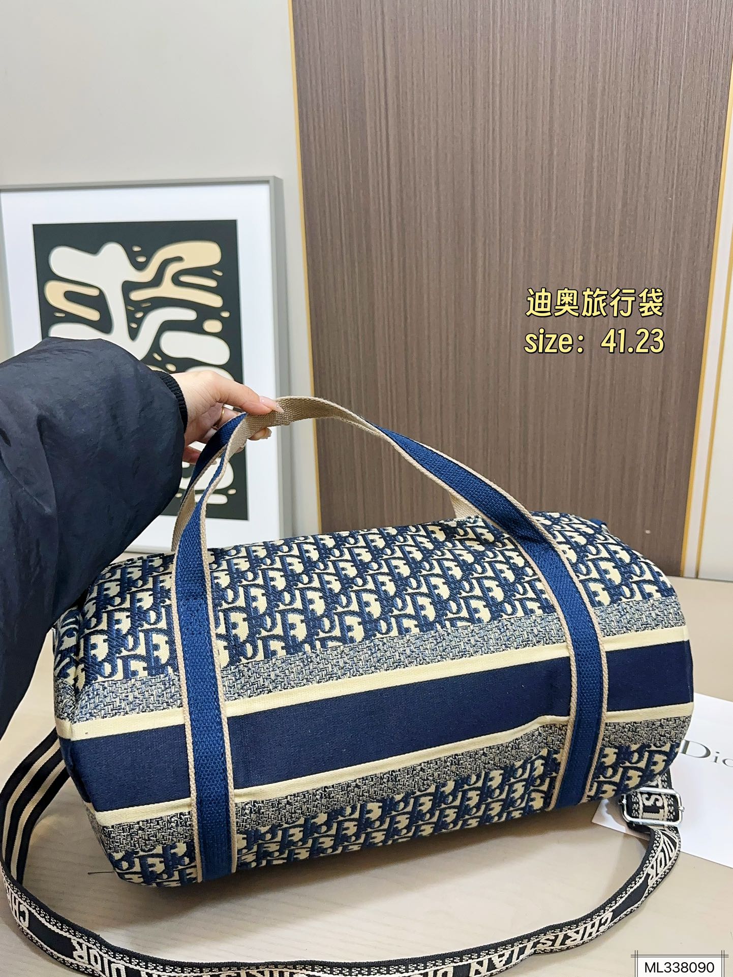 💰105 尺寸41.23 Dior迪奥oblique老花旅行袋这谁看不迷糊啊 容量巨无霸了 超级能装 可做健身包 露营包 如果遇到小长假 简直就是刚需 包本身自重轻 男女生都可以提的款 帅气好搭配 耐用又耐看还经典