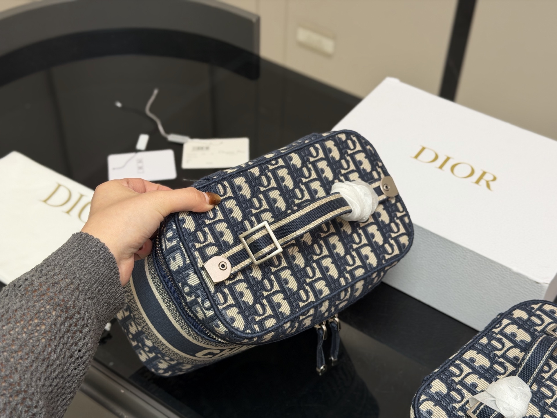 大号&yen;220 小号&yen;230 配折叠盒 size：24*18cm 19*15cm 迪奥 刺绣化妆包 原单 第一眼就沦陷，小号配长肩带 圆圆的包身太讨喜