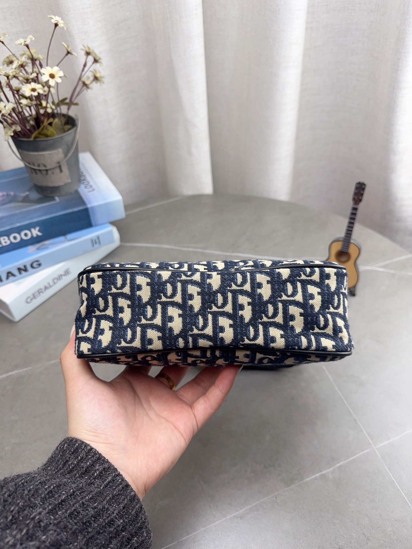 配礼盒包装 DIOR 法棍包 hobo腋下包 迪奥新款全网首发全新上市 这款相比之前的hono带子会更长单肩斜挎更方便啦 最主要没金属链那么重- -万多的迪奥小包很香～ 尺寸22*12cm p85