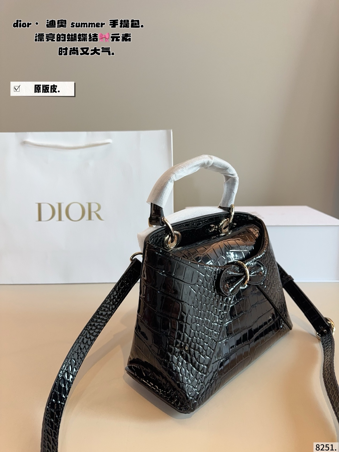 p275配礼盒🎁. Dior summer 26秀场直击📸 秀场直击新款包包👛 漂亮的蝴蝶结🎀元素 Anderson 的迪奥首秀赢了 容量非常可,日常通勤都没问题 可咸可甜 质感满分 工艺非常讲究 细节立体感拉满尺寸:25*10*18cm