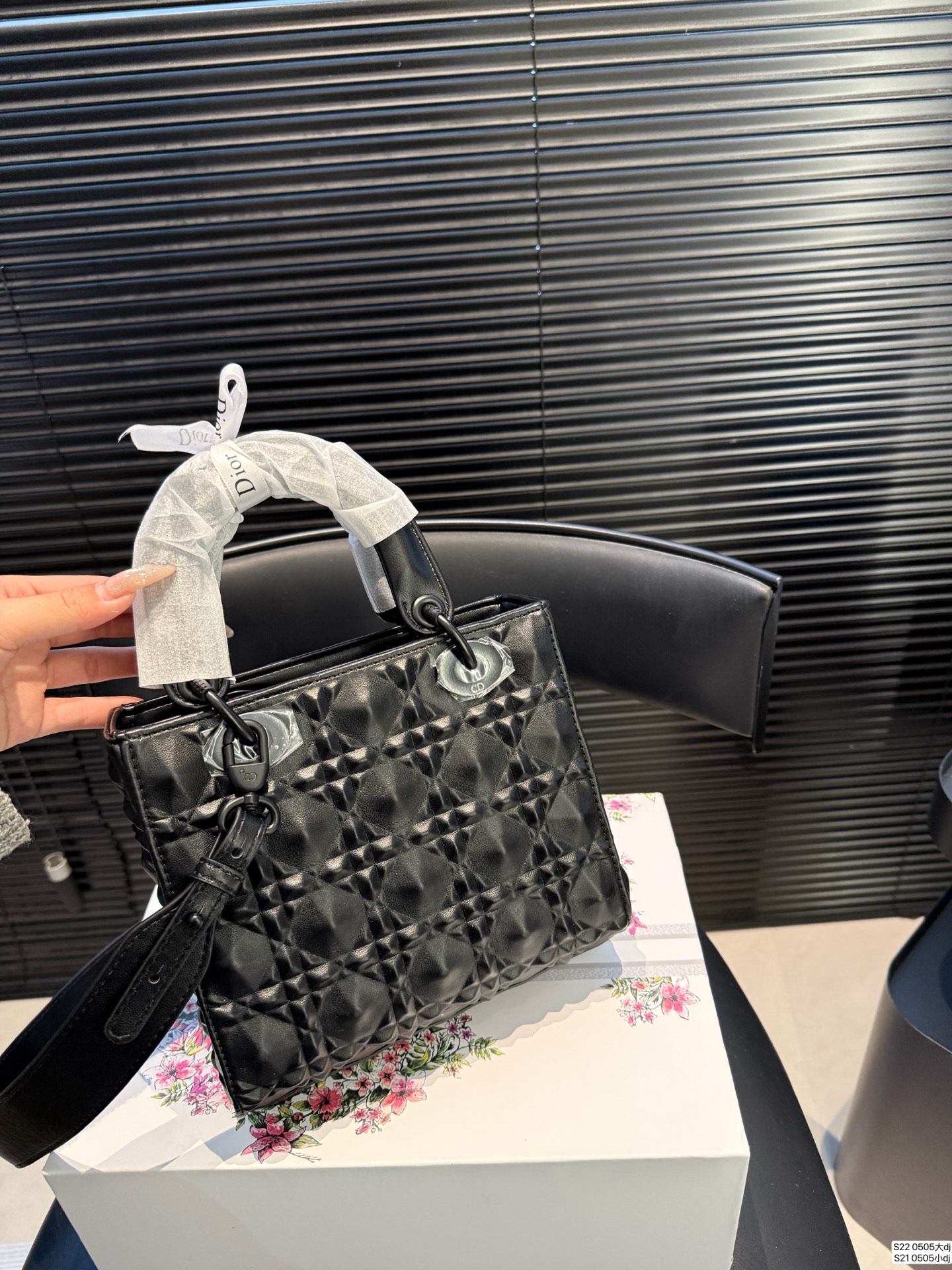 大号P160 小号P155 配折叠盒子 迪奥戴妃包 sDior戴妃包太好看了吧！ 优雅指数拉满 搭配简洁风格的衣服整个人气质就上来了 而且容量完全可以满足日常要求 日常聚会逛街都很方便~ 尺寸：大20 18 小16 14 货号0505
