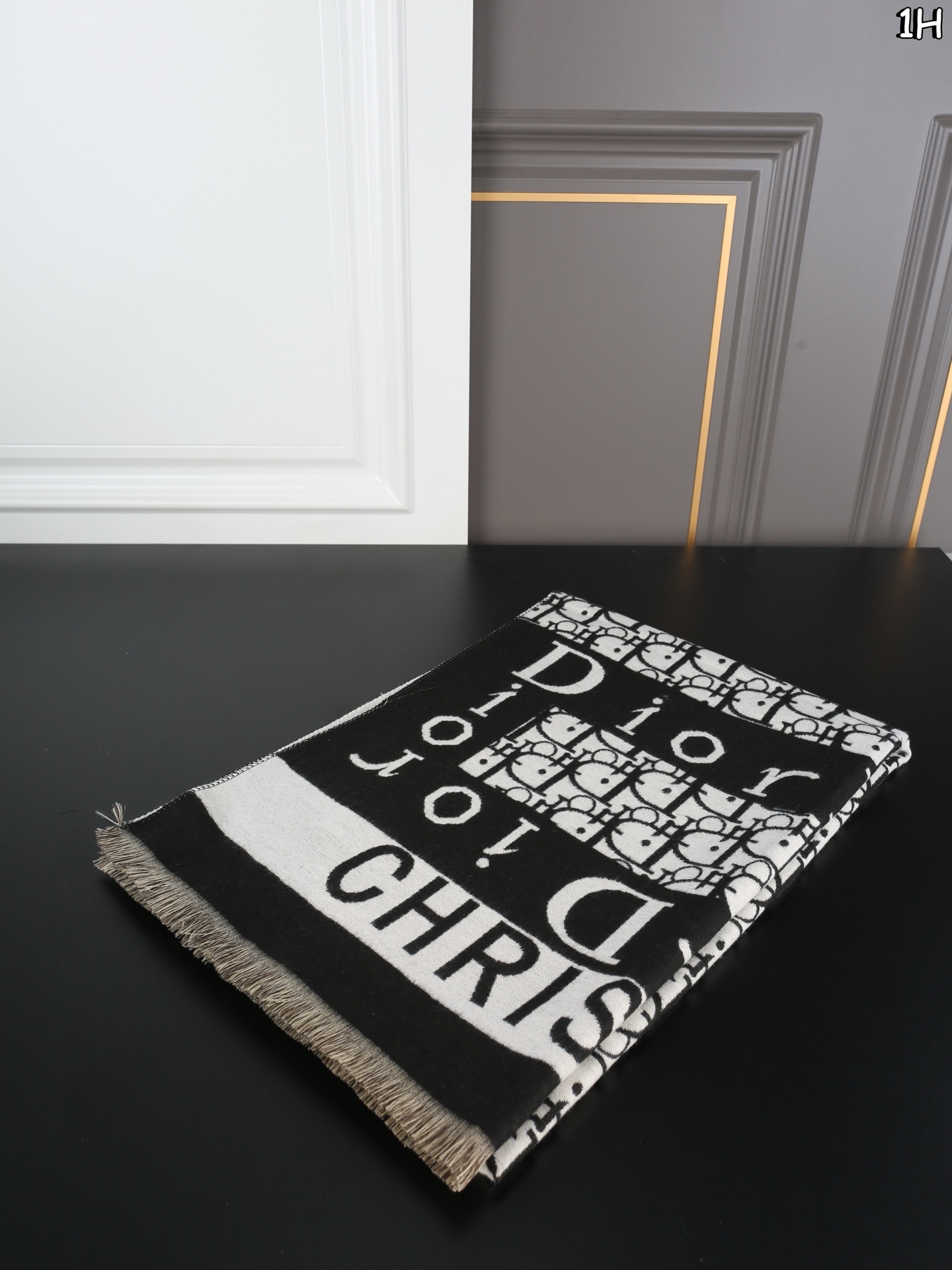 P150 DIOR迪奥 托特包➕围巾➕钱包 装书本装笔记本苹果电脑没压力 日常背也特别百搭 容量就更加无敌大 比经典款布织的面料还要特别，不易撞款 尺寸：41&times;31/20&times;11