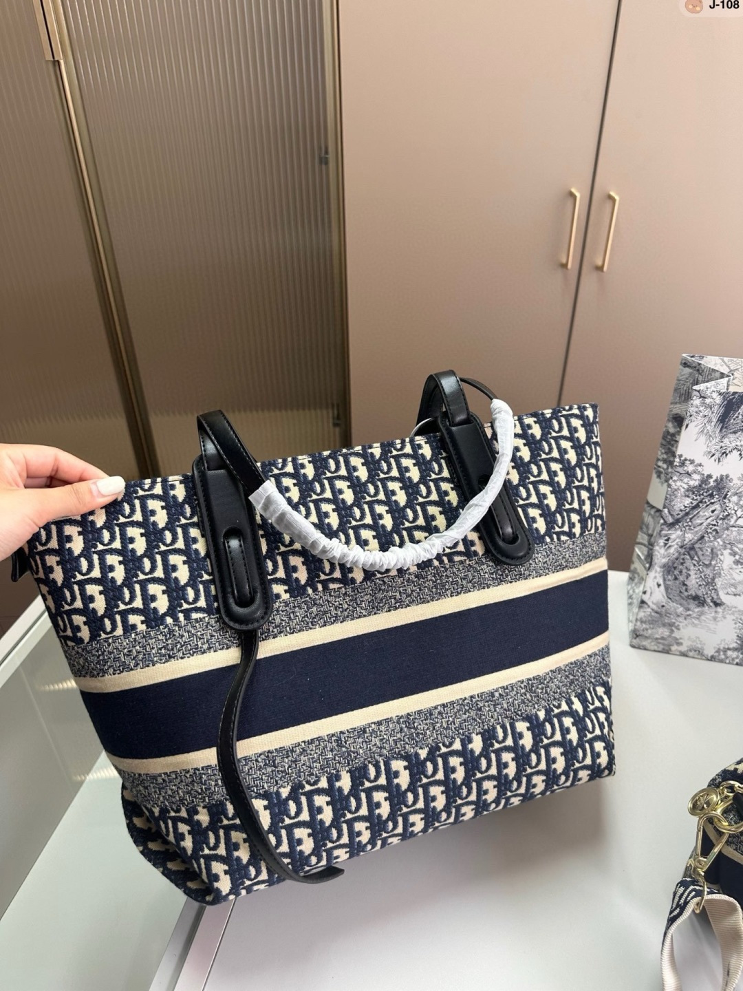 💰p135 J-108尺寸 36&times;28 Fendi 芬迪 购物袋🛍️ 中古包版型 百看不厌的 最大特点容量大！ 什么风格都能hold得住 凹造型也是妥妥