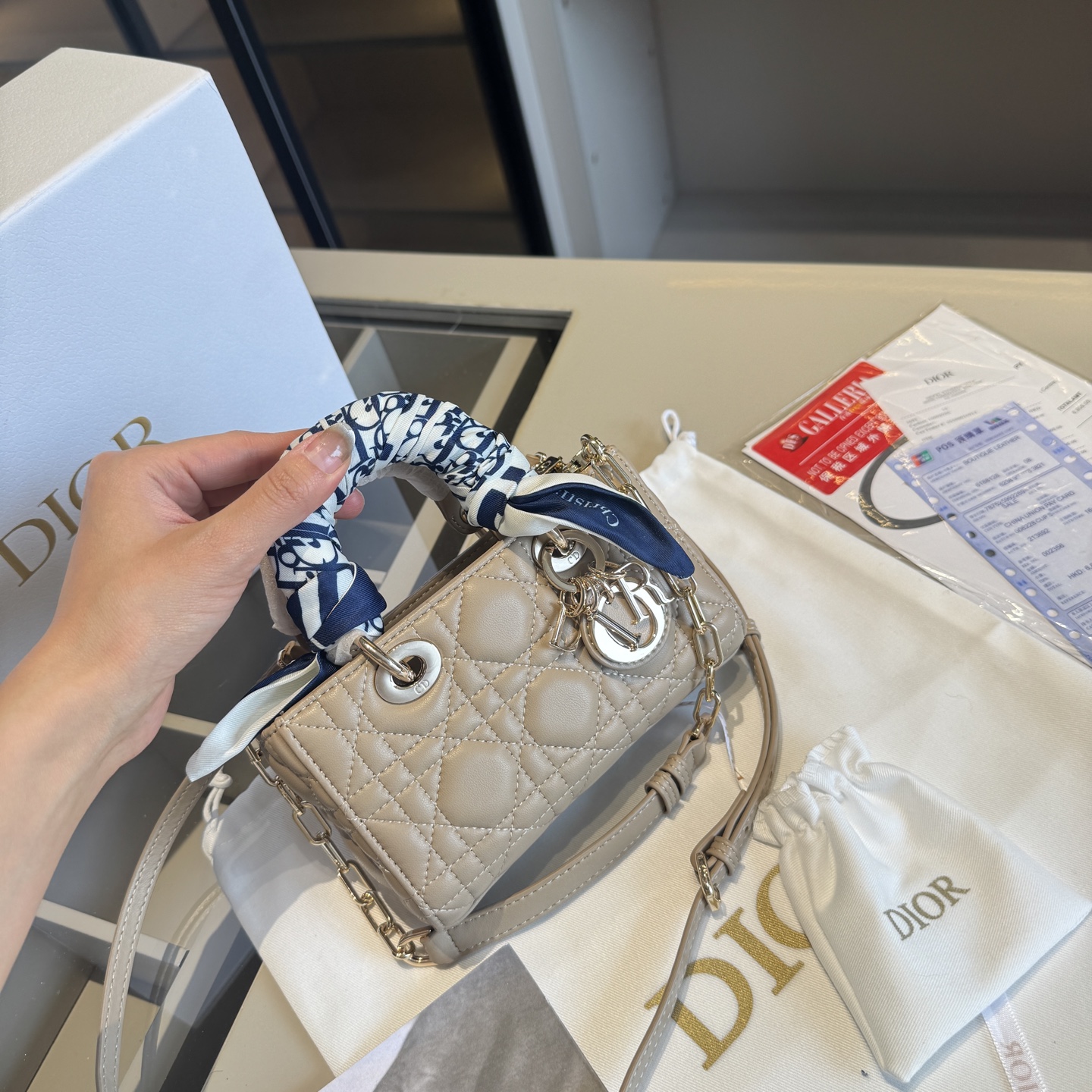 🅿️205～🅿️225～🅿️235✅新品推荐🔜 顶级货🔥赠送原版星星挂件🌟赠送原版丝巾‼️DIOR迪奥专柜同款小羊皮菱格💎横版戴妃包👍配长短两条肩带👍Lady Dior彰显品味！走到哪都是回头率👍采用顶级复刻原版五金！品质堪比正品！🎁原版折叠礼盒包装（size：迷你16.5*10 小号22*11 大号26*13）