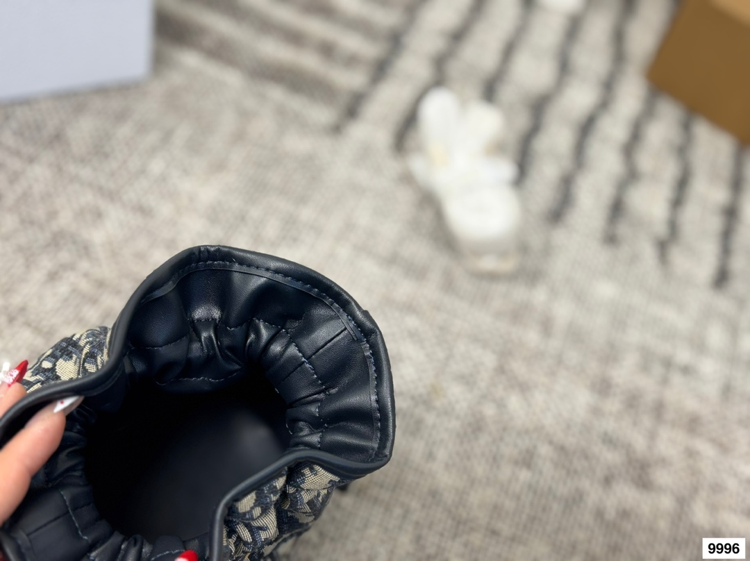 皮p255 布p235配盒 size：17*18cm 迪奥新款小水桶来啦~ 一见发财！ 小福袋的新背法!腋下真的绝了