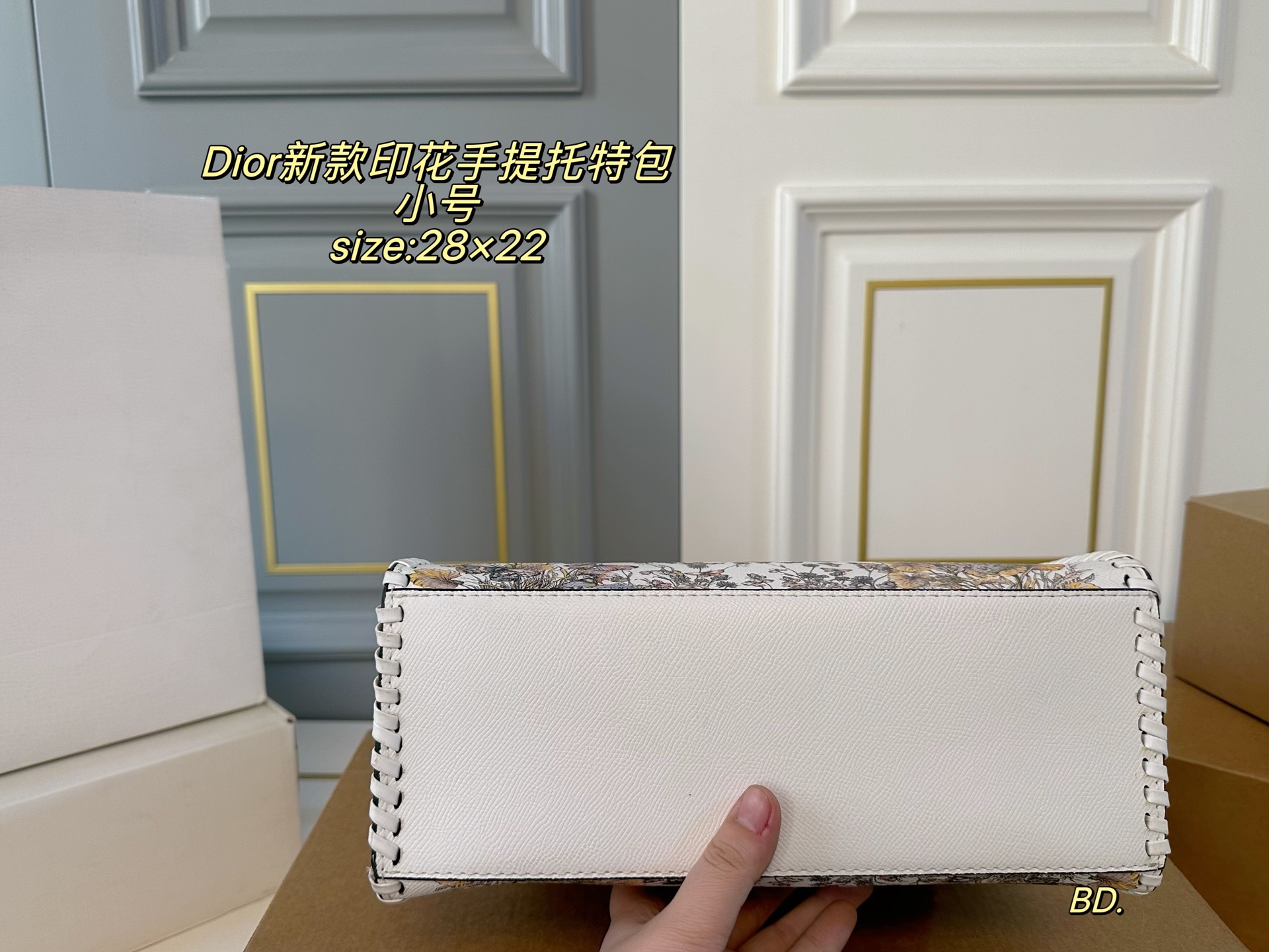 P180小号（无盒） size：28&times;22小号 DIOR迪奥新款印花手提托特包❤️ 皮线包边新款超级百搭托特包 旅行 妈咪包选它超实用～ 复古又精致，看不腻的美貌 轻便实用，上班族的通勤包‼️