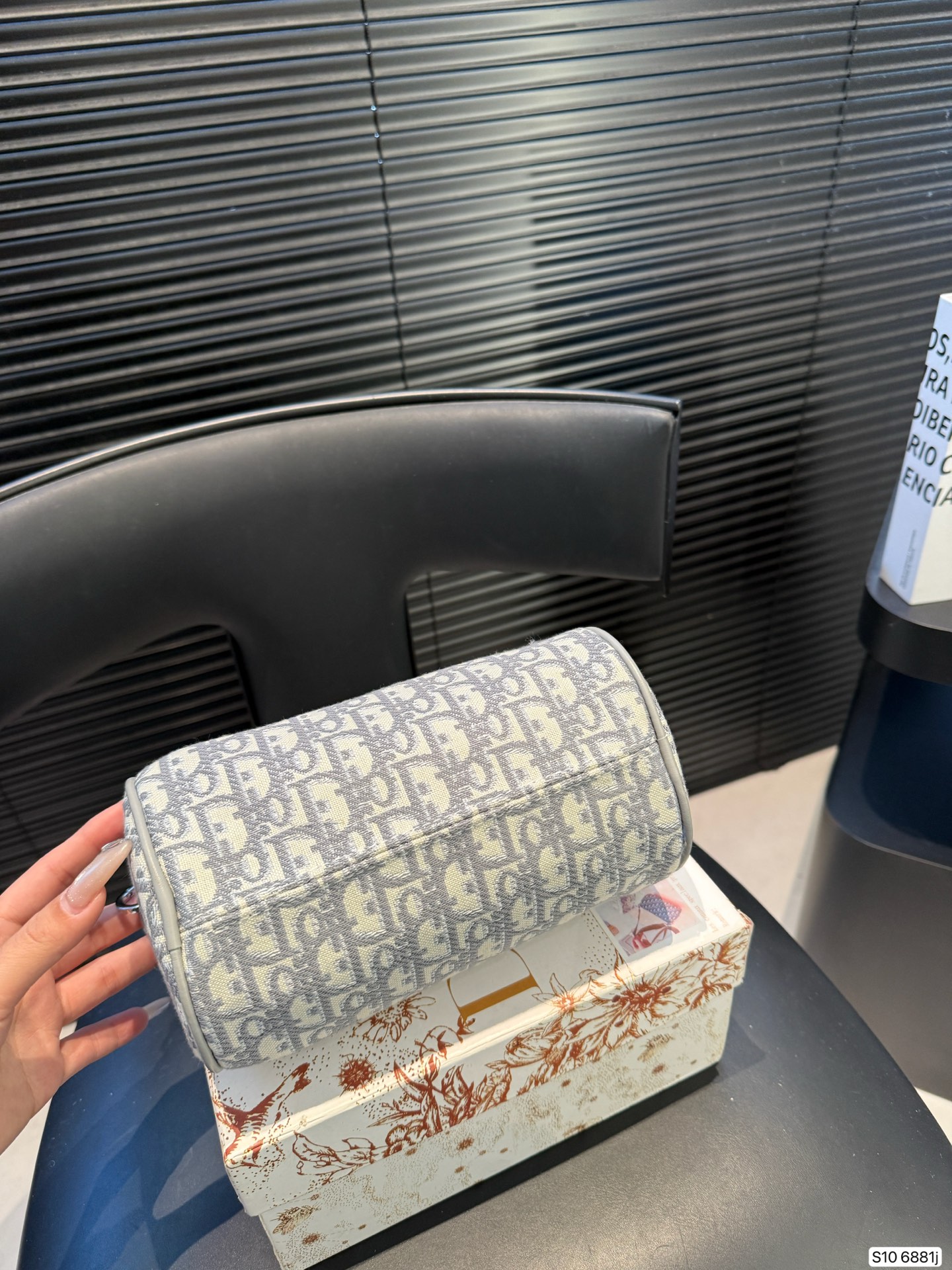 P100 配盒子 迪奥枕头包出货了💓超级百搭的胸包,肩背斜挎超级实用,系运动与时装皆可 超大容量 尺寸 :20 12 货号6881