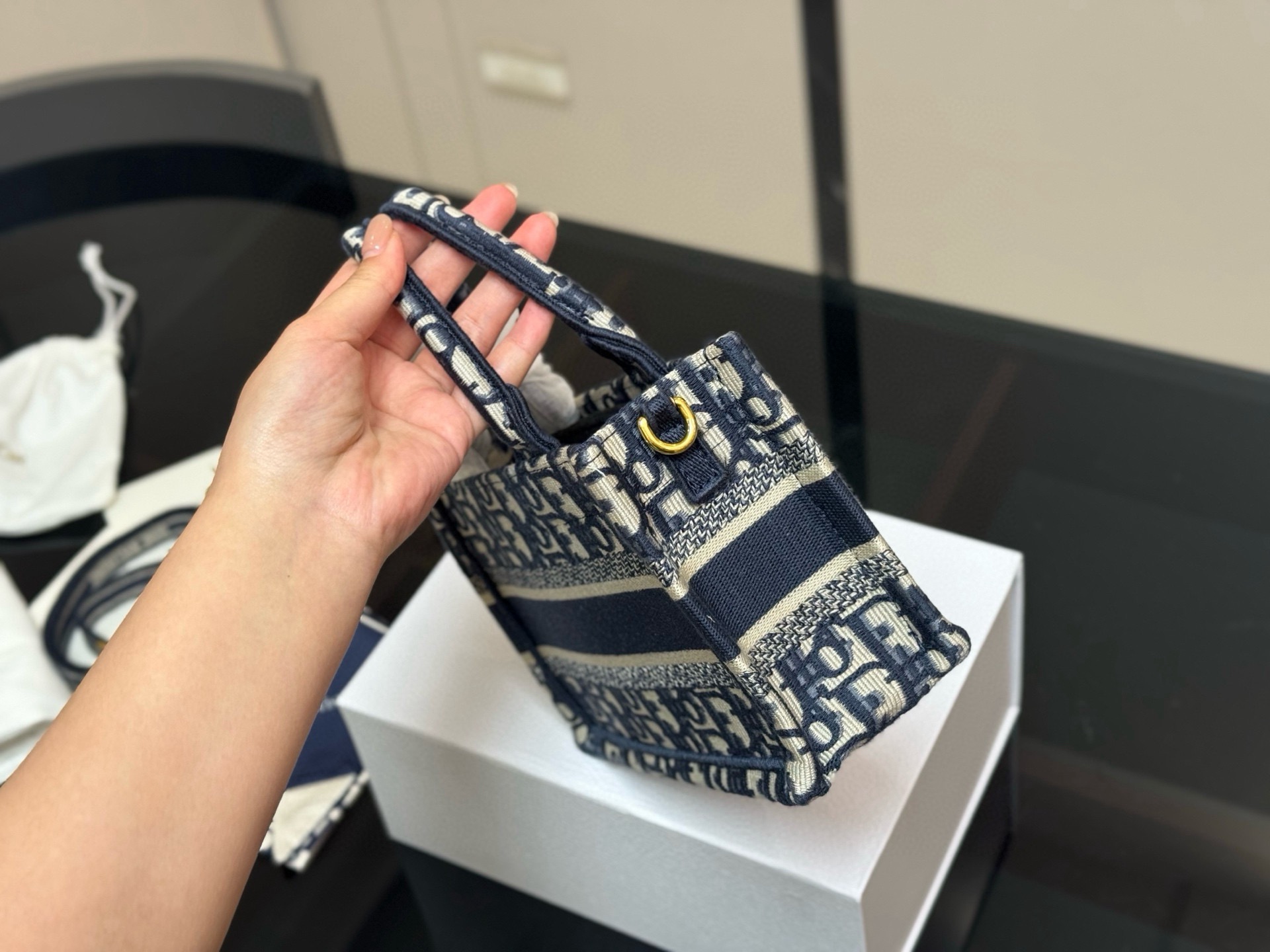 &yen;215 新版配肩带 Dior 原版布提花 Dior book tote今年最喜欢的一款购物袋 tote我用的次数最多的包 迪奥因为容量超级大 不管什么东西都向里面放 当然凹造型也是必须有 尺寸:21.5cm 配盒