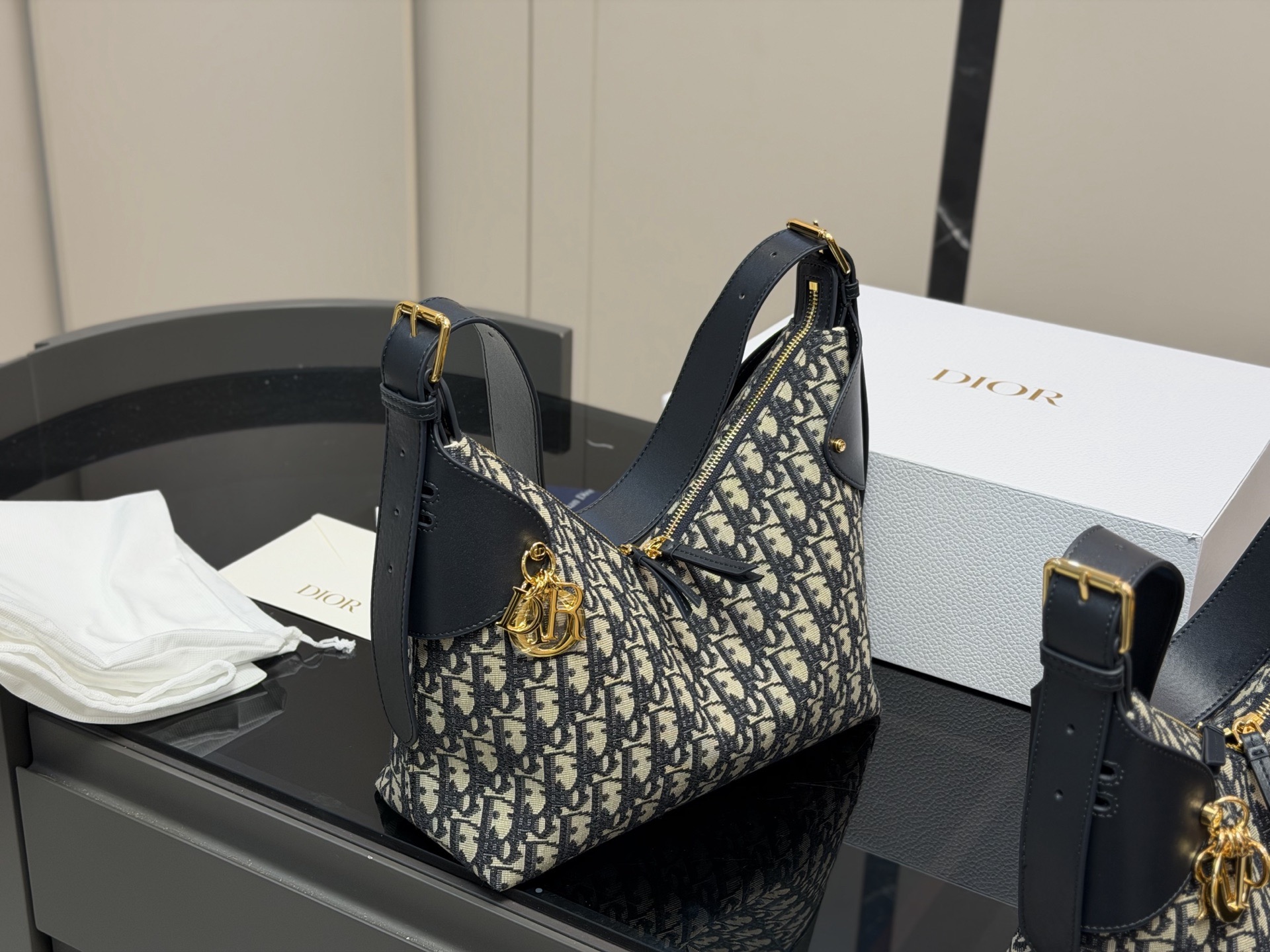 &yen;210 &yen;215 配盒 size：21*15cm（小号） 28*20cm（大号） 迪奥VOYAGE carryall 牛皮品质哦！ 超轻大容量V型轮廓立挺又利落! 新包Voyage太酷辣!