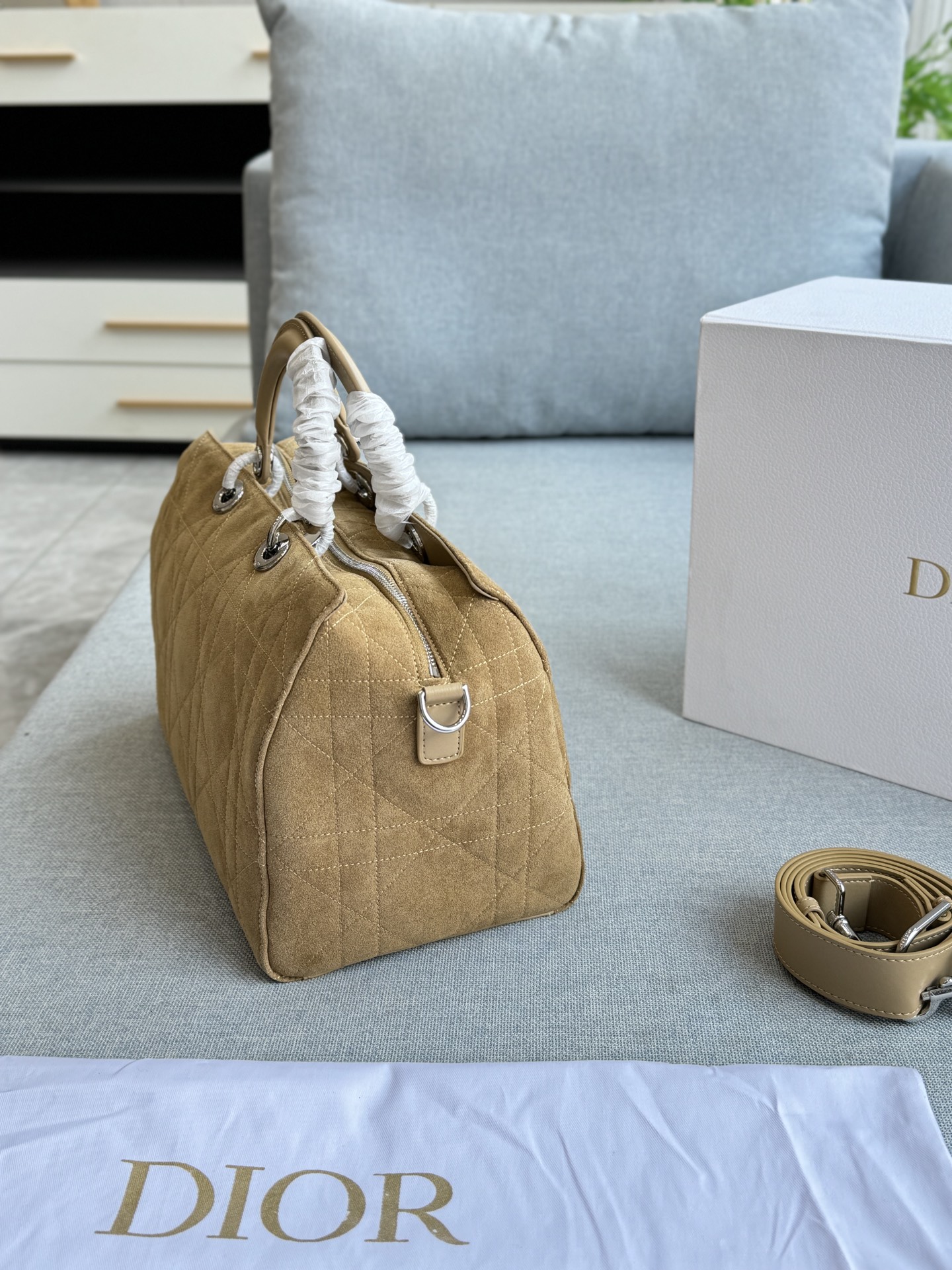 💰315 折叠盒 size:33×22 DIOR迪奥 麂皮 藤格纹 枕头包 单肩包 斜挎包 26新款将时尚重新演绎~ 在摩登与复古之间肆意游走~ 麂皮永远是质感的代名词~ 每一处纹理都是天然的艺术! 层次丰富~起伏的绒面下面,也藏着无数细腻的故事 既优雅又时尚~时尚快人一步