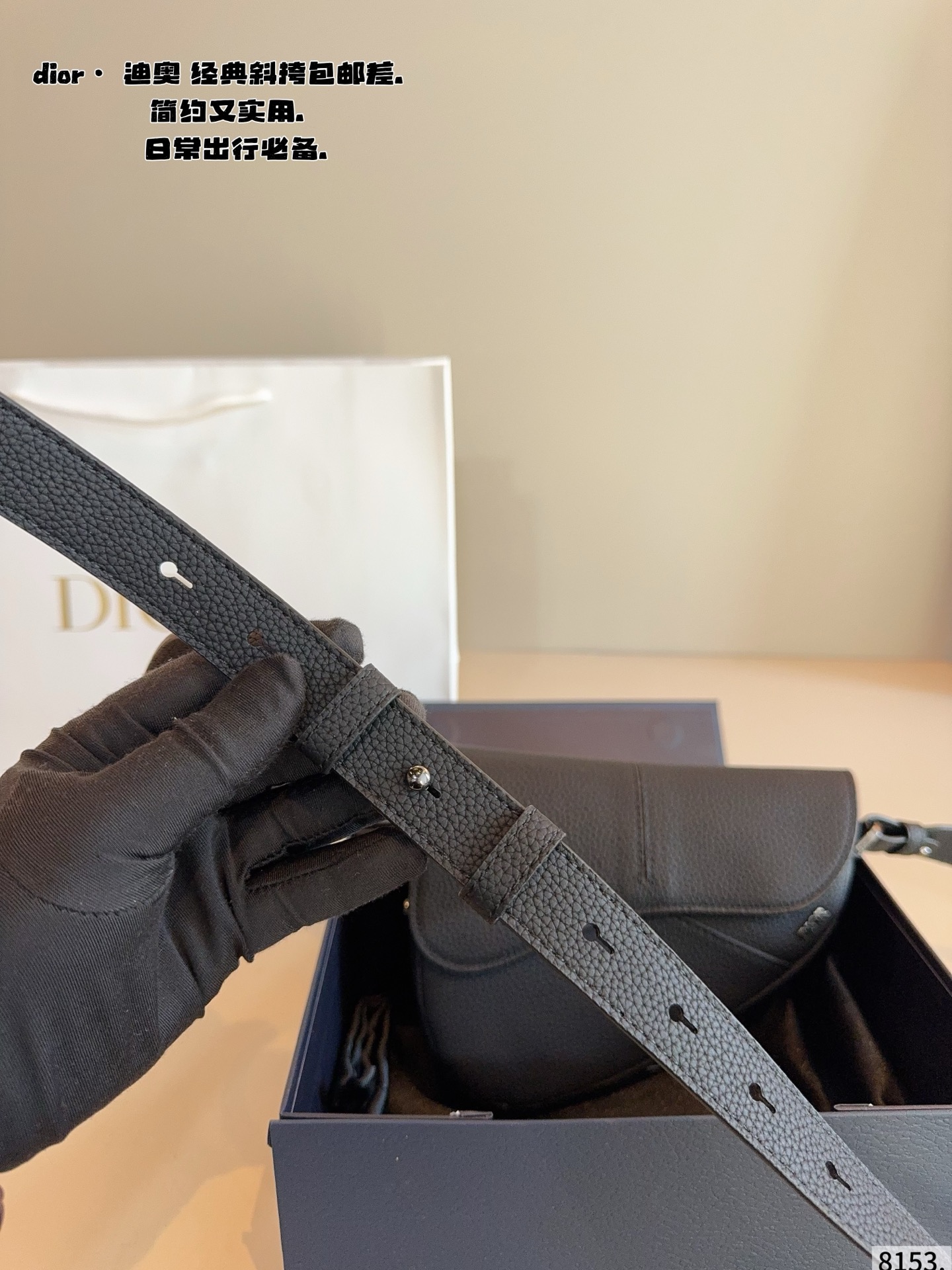 p180配礼盒🎁 Dior/迪奥 新款 男包系列的相机包实在帅la~ 简单有质感的设计对于日常即使不爱穿搭的男生都很友好 基础款搭配起来也能提升整体时髦度实用又很高级 尺寸 ：18*4*15cm