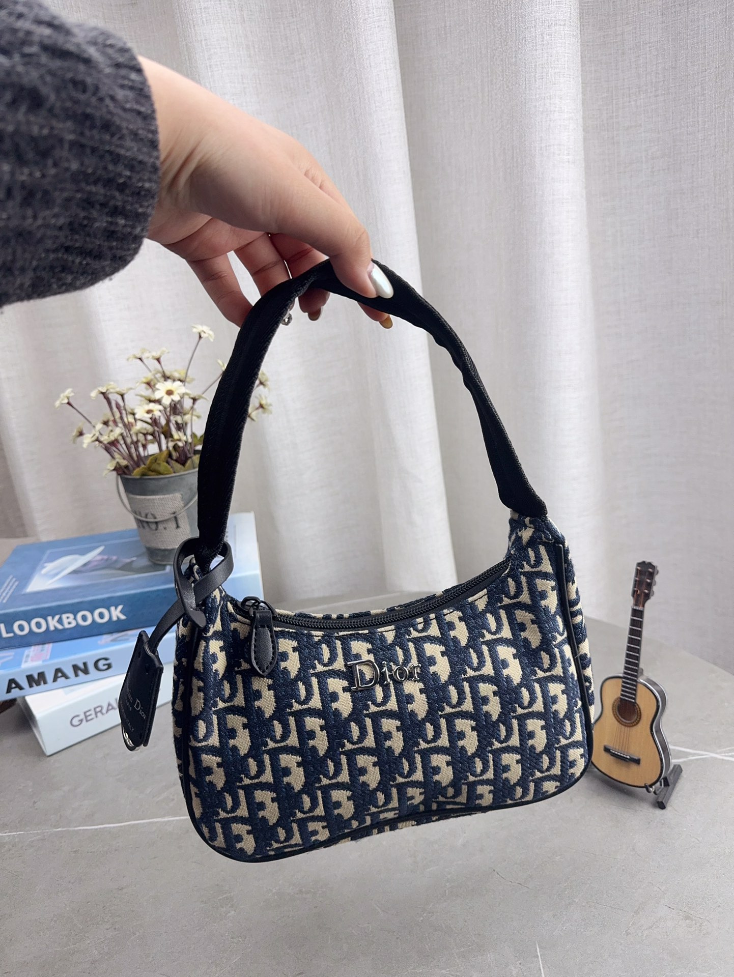 配礼盒包装 DIOR 法棍包 hobo腋下包 迪奥新款全网首发全新上市 这款相比之前的hono带子会更长单肩斜挎更方便啦 最主要没金属链那么重- -万多的迪奥小包很香～ 尺寸22*12cm p85