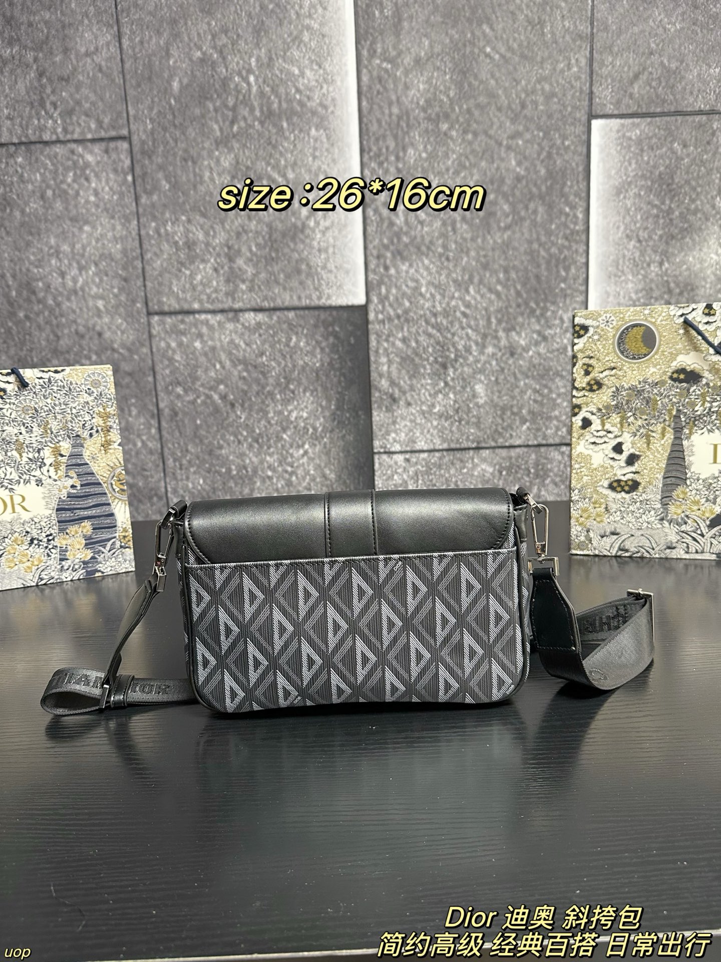 P165配盒 Dior 迪奥 斜挎包 这款 Dio*r Hit the Road 手袋搭配肩带，是本季新品，将现代风格与 Dio*r 的高订精神融为一体。采用黑色 CD Diamond 图案帆布和光滑牛皮革精心制作，翻盖搭配 Christian Dior 铝扣，宽敞的主隔层和正面双口袋设计，可轻松收纳各种日常用品。款式实用，搭配可调节、可拆卸的肩带，可为各式休闲装扮增添点睛之笔 尺寸：26*16cm