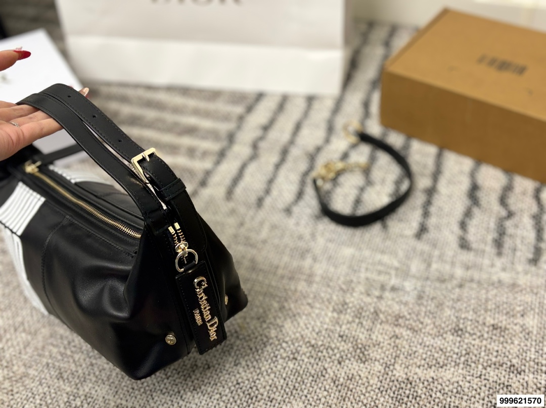 p270 配盒 迪奥Dior D-journey腋下饭盒包 包包百搭不挑人，上身是很清冷的感觉，妥妥气质美人，内衬干净，五金刻字清晰颜色好看又百搭 尺寸:26.12