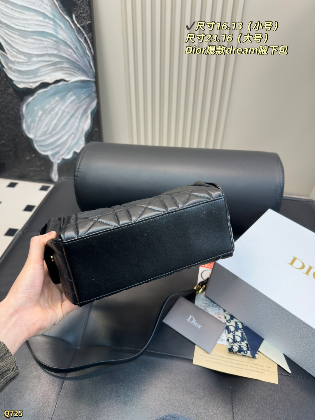 💰145小号尺寸16.13 💰150大号尺寸23.16 迪奥Dior D&minus;Dream秋冬系列腋下包 D-Dream 秋冬系列，一上线就被美到啦～ 简洁的包形，复古又高级，侧面两个口袋的设计，休闲现代之余又增加了更多实用性，标志性的大菱格，时尚感十足，手提斜挎都可以，自用轻便又方便携带