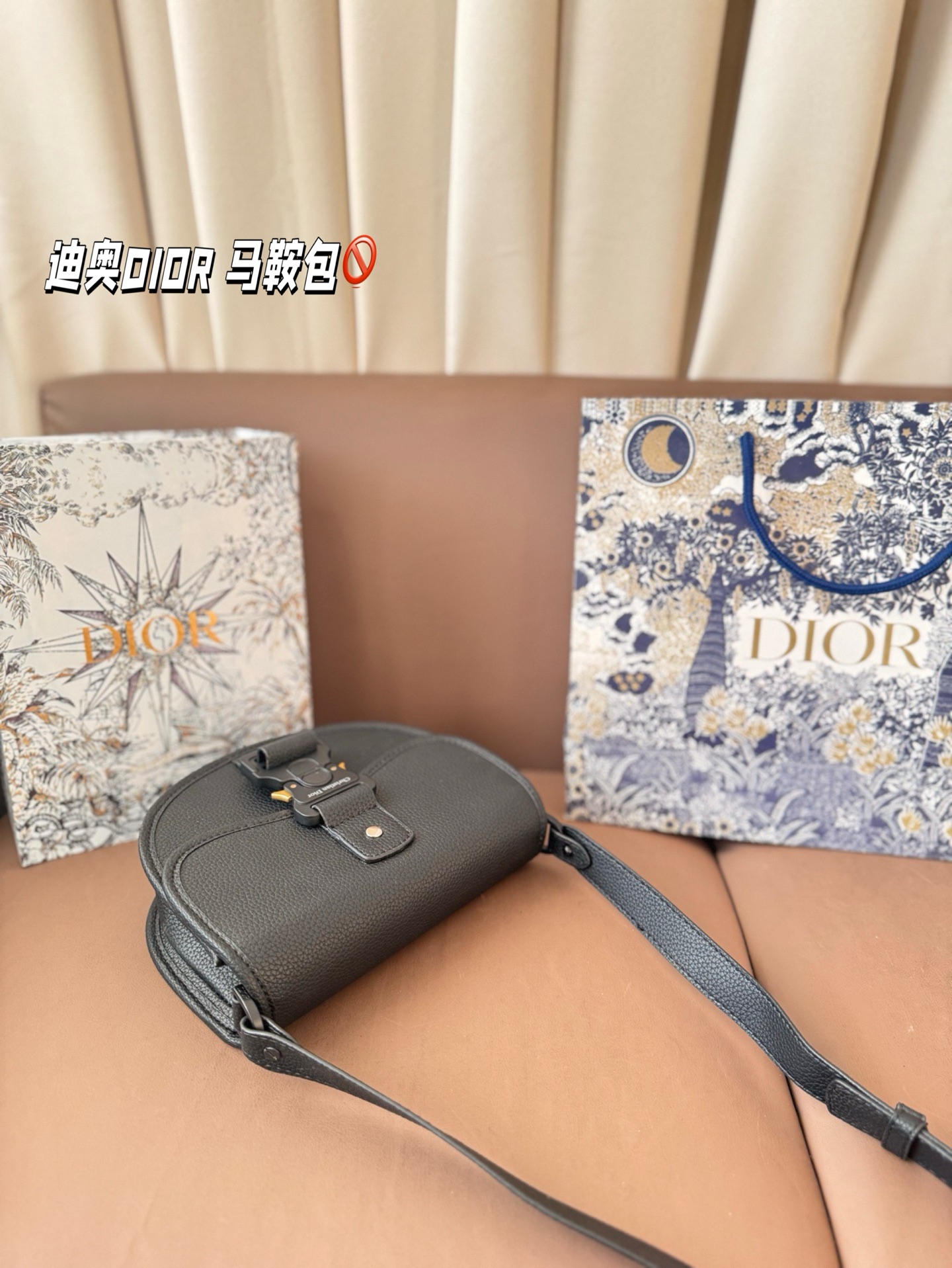 P150 配礼盒🎁. 迪奥DIOR 马鞍包 日常休闲又不失精致 半圆形可可爱爱 肩带也超好调整 可以背成hobo 包袋自重很轻 设计简洁低调 被迪丽热巴种草 越看越喜欢 尺寸：21*17