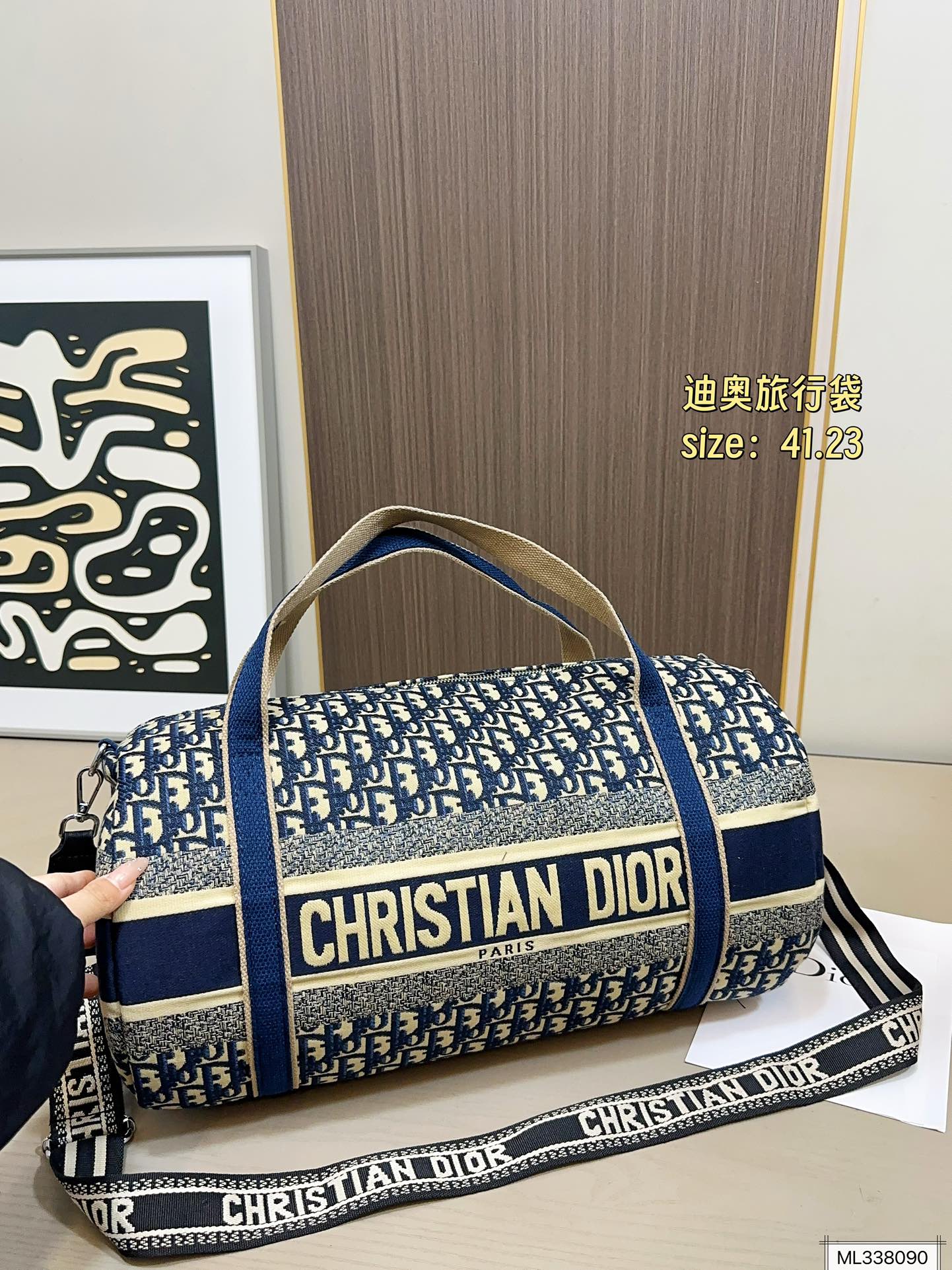 💰105 尺寸41.23 Dior迪奥oblique老花旅行袋这谁看不迷糊啊 容量巨无霸了 超级能装 可做健身包 露营包 如果遇到小长假 简直就是刚需 包本身自重轻 男女生都可以提的款 帅气好搭配 耐用又耐看还经典