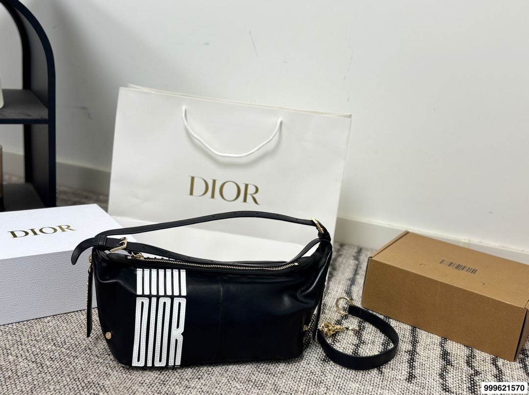 p270 配盒 迪奥Dior D-journey腋下饭盒包 包包百搭不挑人，上身是很清冷的感觉，妥妥气质美人，内衬干净，五金刻字清晰颜色好看又百搭 尺寸:26.12