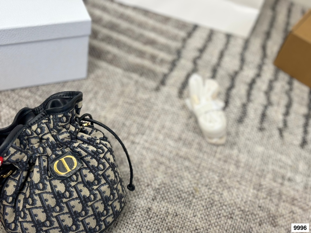 皮p255 布p235配盒 size：17*18cm 迪奥新款小水桶来啦~ 一见发财！ 小福袋的新背法!腋下真的绝了