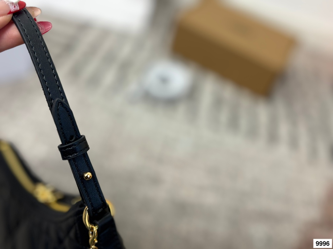 皮p220 布p210 配礼盒 这款 Miss Caro迪奥之爱迷你链条手袋是二零二五秋冬成衣系列新品，时尚现代而不失实用功能。采用奶白色羊皮革精心制作，饰以超大藤格纹缉面线，搭配正面复古金色饰面金属CD标志和一个拉链隔层，可收纳各种日常用品。百搭款式，搭配可调节、可拆卸的皮革肩带和顶部手柄，另带有可拆卸链条，可肩背或斜挎，是日常或晚装造型的理想之选。尺寸20.13