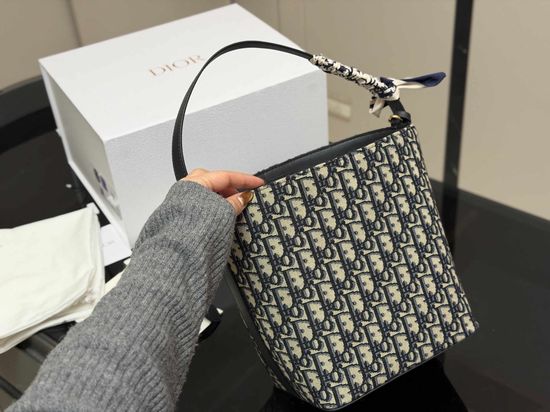 &yen;170 配盒 size：20*24cm 迪奥star 老花水桶包 今年好喜欢背水桶包，兼具了高智感和实用性~配上入秋百搭风衣，一切都是那么的恰到好处，随随便便都出片!