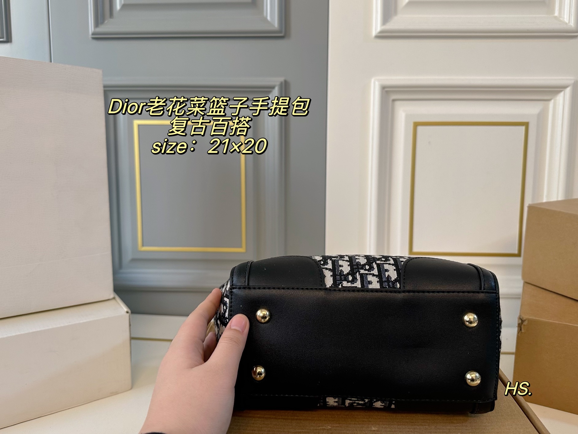 P115（无盒） size：21&times;20 DIOR迪奥新款老花菜篮子手提包❤️ 全面包身布满精致刺绣～ 立体的全刺绣具有纹理感～ 浮雕效果细腻美观，辨识度高！ 复古风满满，精致又耐看❗️