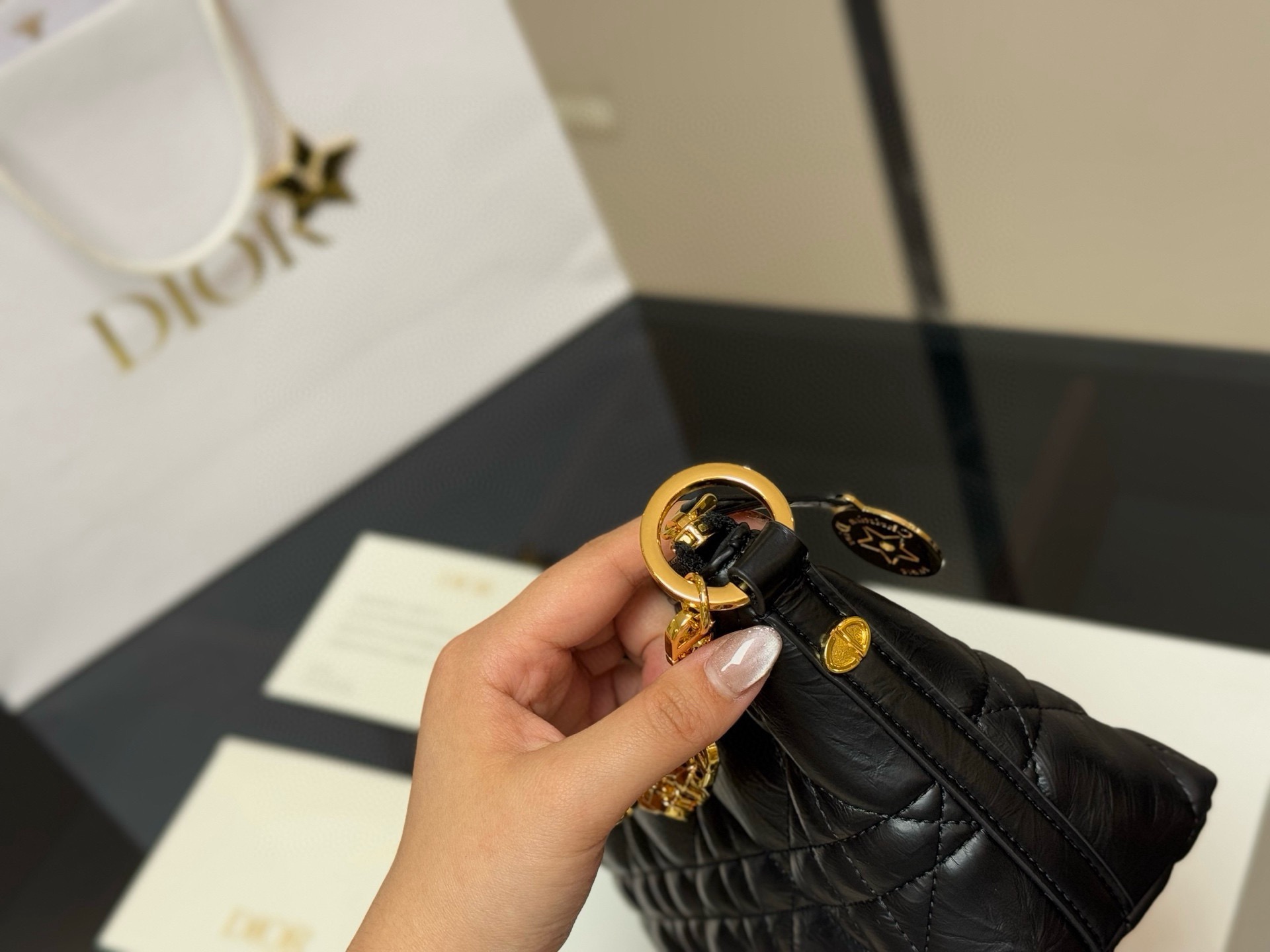 &yen;215 配折叠盒 迪奥DIOR 便当包 ✅迪奥顶级原单 经典又高级 尺寸:22.14cm 很有质感 可盐可甜 上身绝美 无可比拟 是每个追求漂亮的女孩必入单品