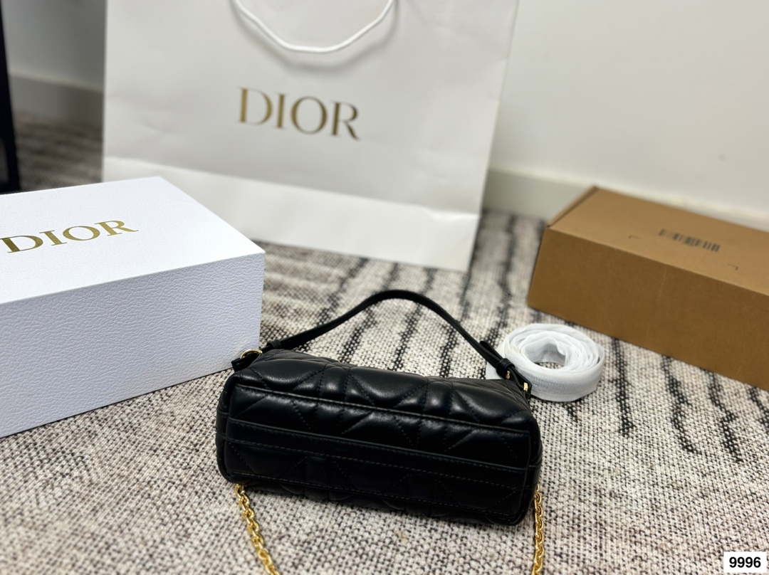 皮p220 布p210 配礼盒 这款 Miss Caro迪奥之爱迷你链条手袋是二零二五秋冬成衣系列新品，时尚现代而不失实用功能。采用奶白色羊皮革精心制作，饰以超大藤格纹缉面线，搭配正面复古金色饰面金属CD标志和一个拉链隔层，可收纳各种日常用品。百搭款式，搭配可调节、可拆卸的皮革肩带和顶部手柄，另带有可拆卸链条，可肩背或斜挎，是日常或晚装造型的理想之选。尺寸20.13