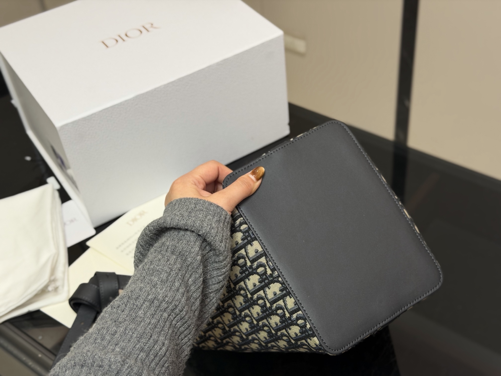 &yen;170 配盒 size：20*24cm 迪奥star 老花水桶包 今年好喜欢背水桶包，兼具了高智感和实用性~配上入秋百搭风衣，一切都是那么的恰到好处，随随便便都出片!