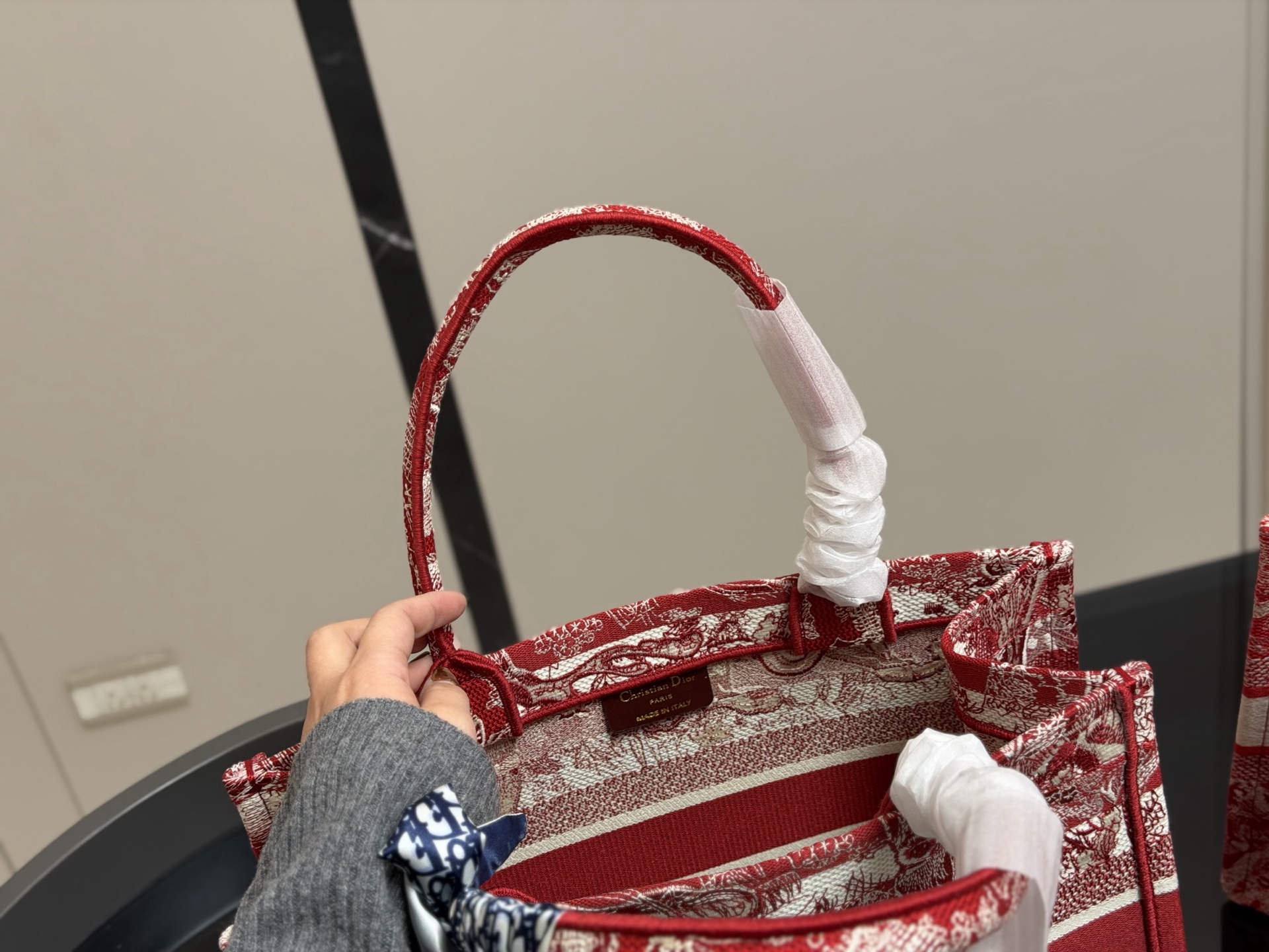 &yen;180 配盒丝巾 Dior 原版布提花 Dior book tote今年最喜欢的一款购物袋 tote我用的次数最多的包 迪奥因为容量超级大 不管什么东西都向里面放 当然凹造型也是必须有 尺寸:中号36cm