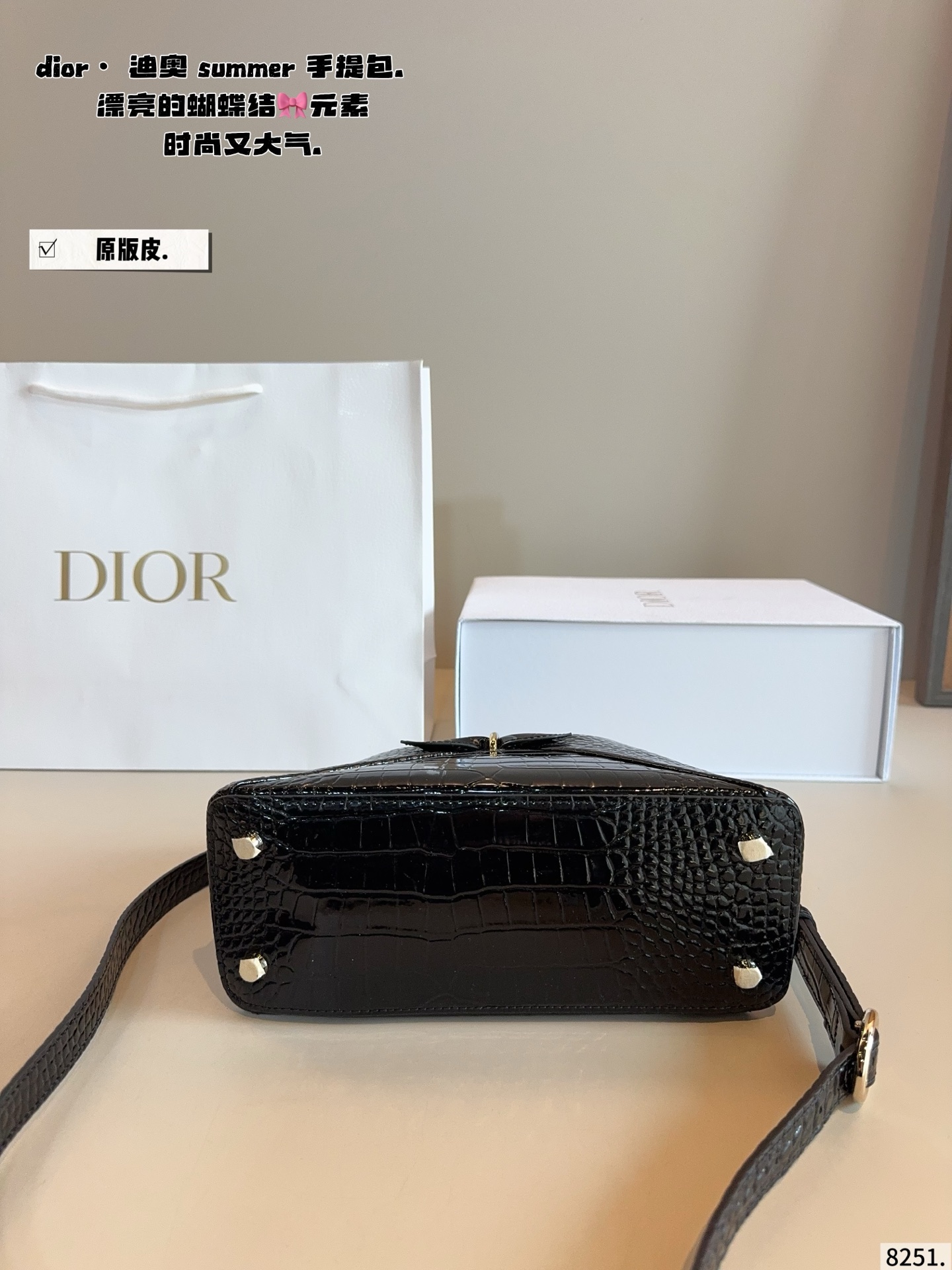 p275配礼盒🎁. Dior summer 26秀场直击📸 秀场直击新款包包👛 漂亮的蝴蝶结🎀元素 Anderson 的迪奥首秀赢了 容量非常可,日常通勤都没问题 可咸可甜 质感满分 工艺非常讲究 细节立体感拉满尺寸:25*10*18cm