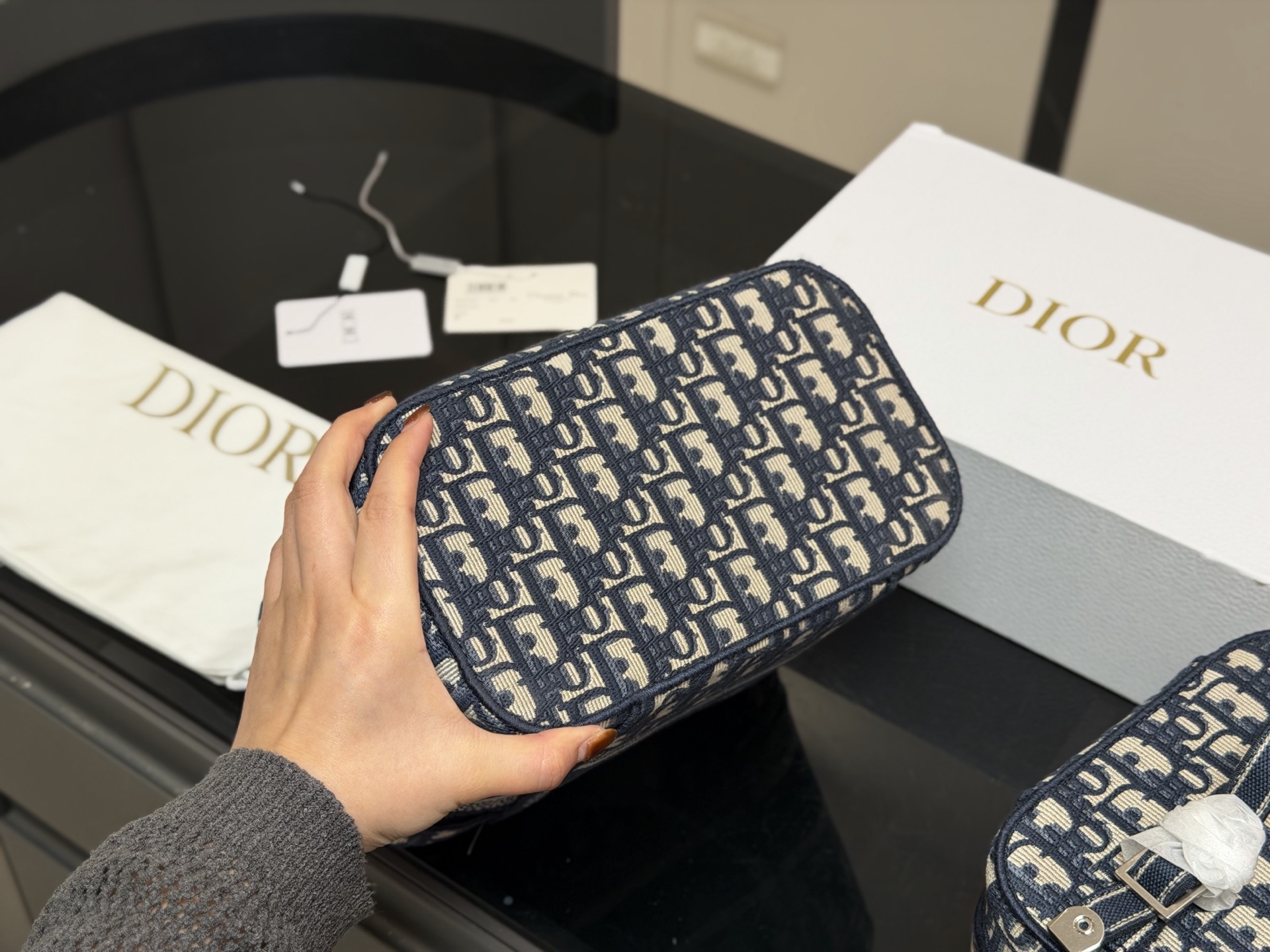 大号&yen;220 小号&yen;230 配折叠盒 size：24*18cm 19*15cm 迪奥 刺绣化妆包 原单 第一眼就沦陷，小号配长肩带 圆圆的包身太讨喜