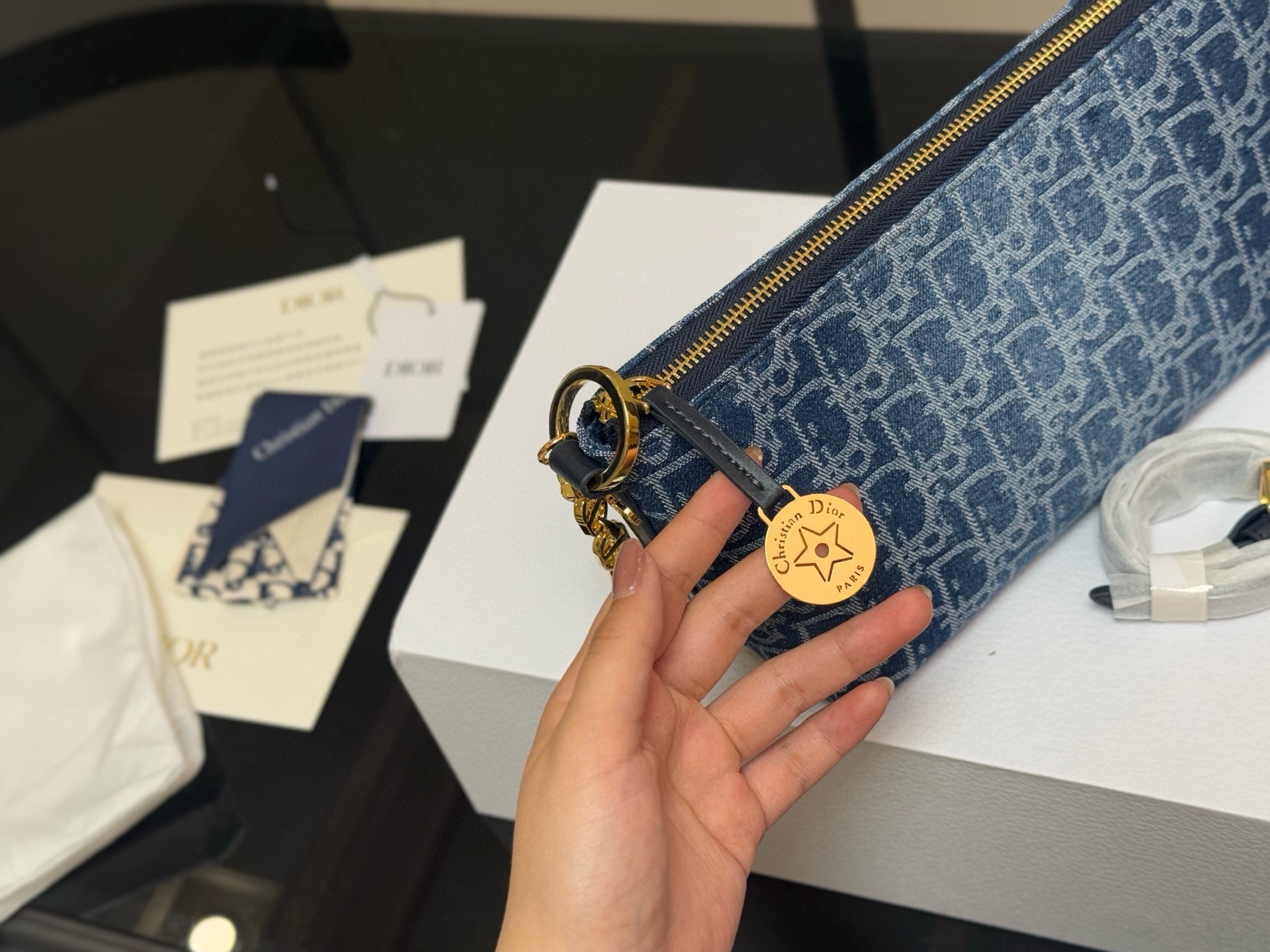 &yen;195 配折叠盒 迪奥DIOR 便当包 ✅迪奥顶级原单 经典又高级 尺寸:22.14cm 很有质感 可盐可甜 上身绝美 无可比拟 是每个追求漂亮的女孩必入单品