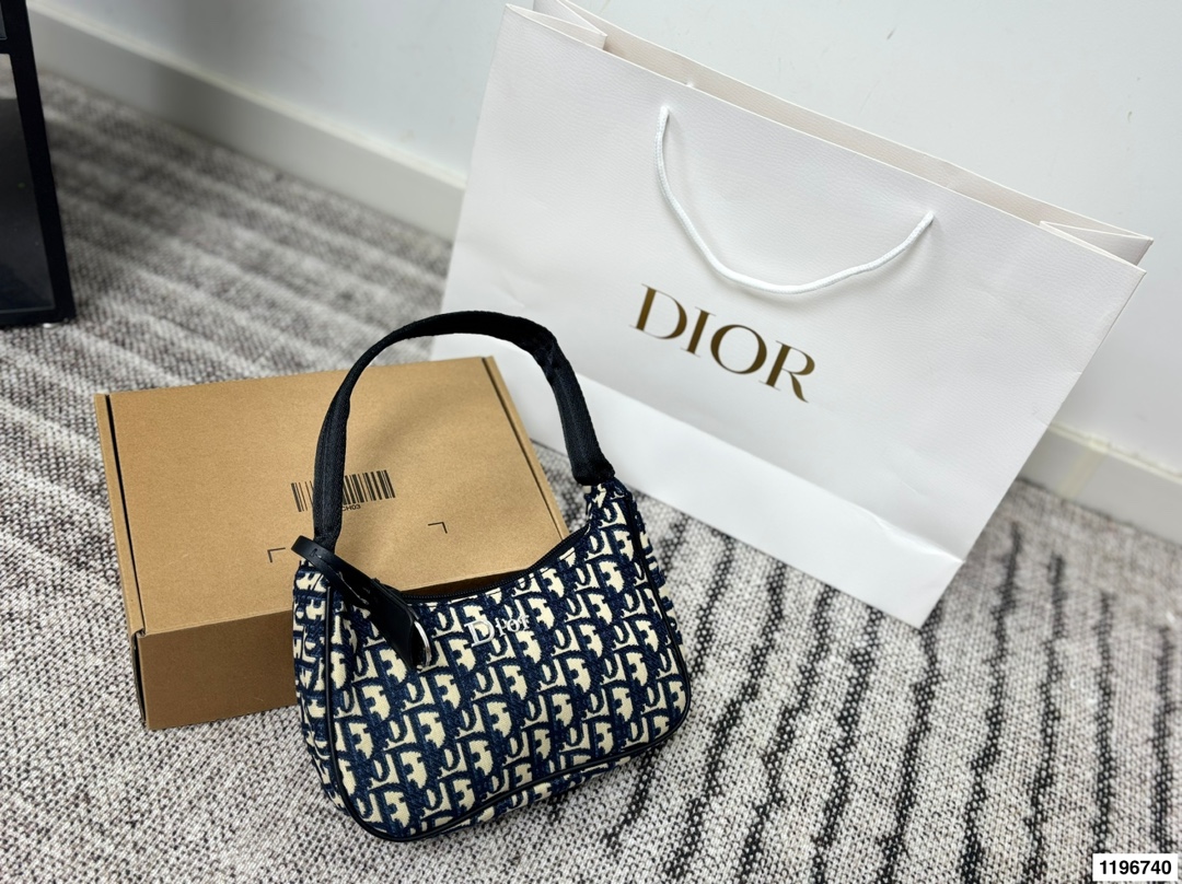 p90 Dior迪奥腋下包 永恒经典 轻便时尚 潮人必备 不仅能够预测时尚趋势，更能够引领时尚潮流 尺寸 22.7.13