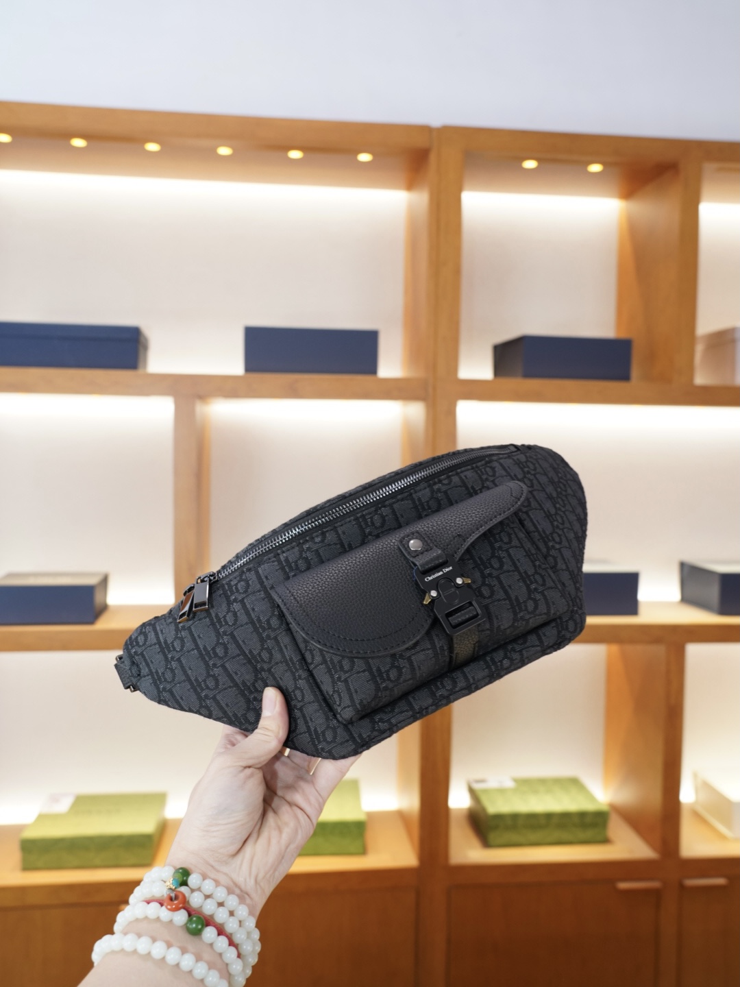 P130 🇫🇷 Dior 迪奥 官网同步 高版本 胸包 腰包 永恒不过时的标志性产品 纯原单布料 配牛皮 顶级五金制作 非市面普通版本 贸易公司订单货 全部实拍 实用性非常高 完全不用担心穿搭 配全套包装折叠盒 【规格:38x16x4】