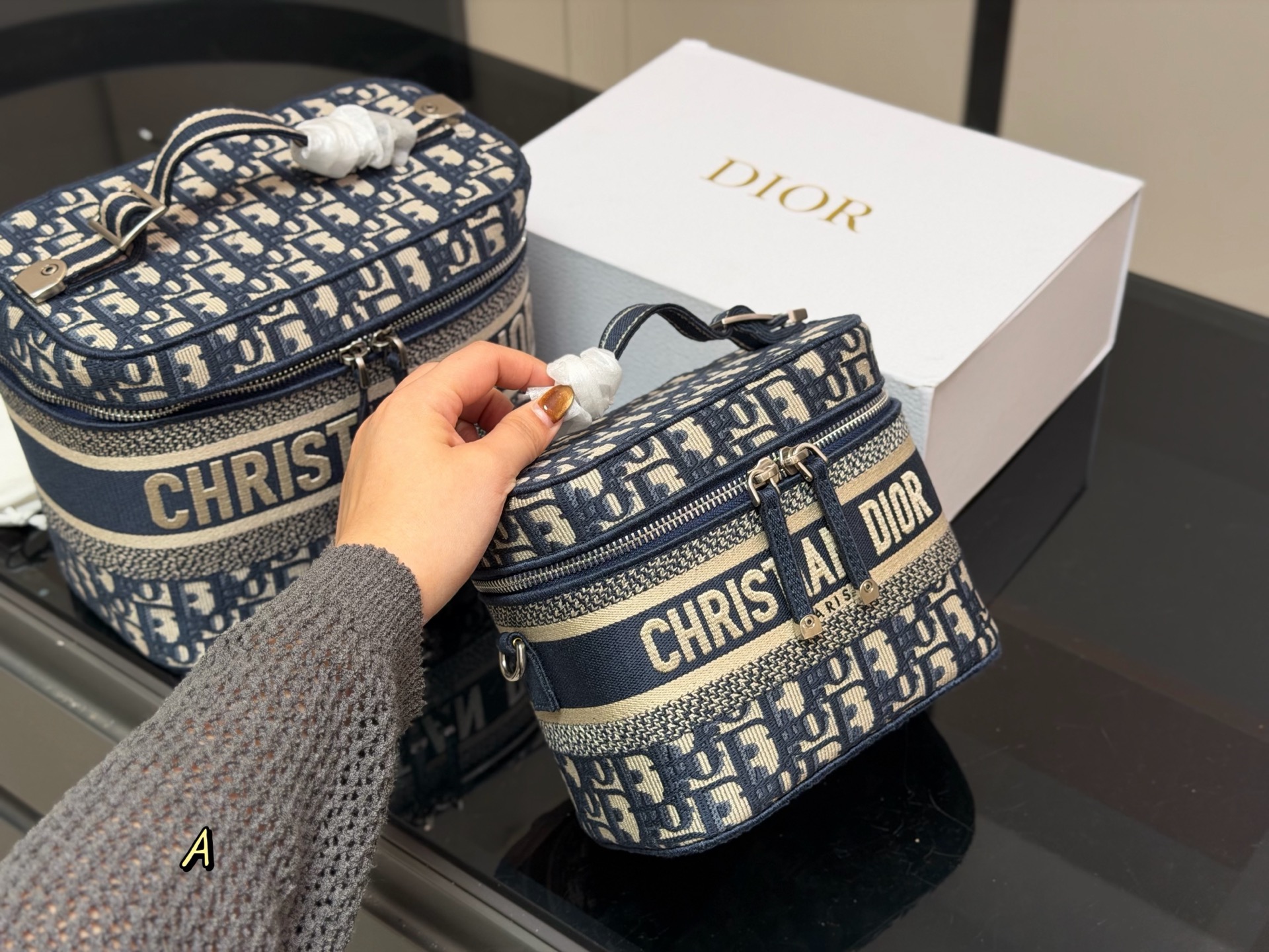 大号&yen;220 小号&yen;230 配折叠盒 size：24*18cm 19*15cm 迪奥 刺绣化妆包 原单 第一眼就沦陷，小号配长肩带 圆圆的包身太讨喜