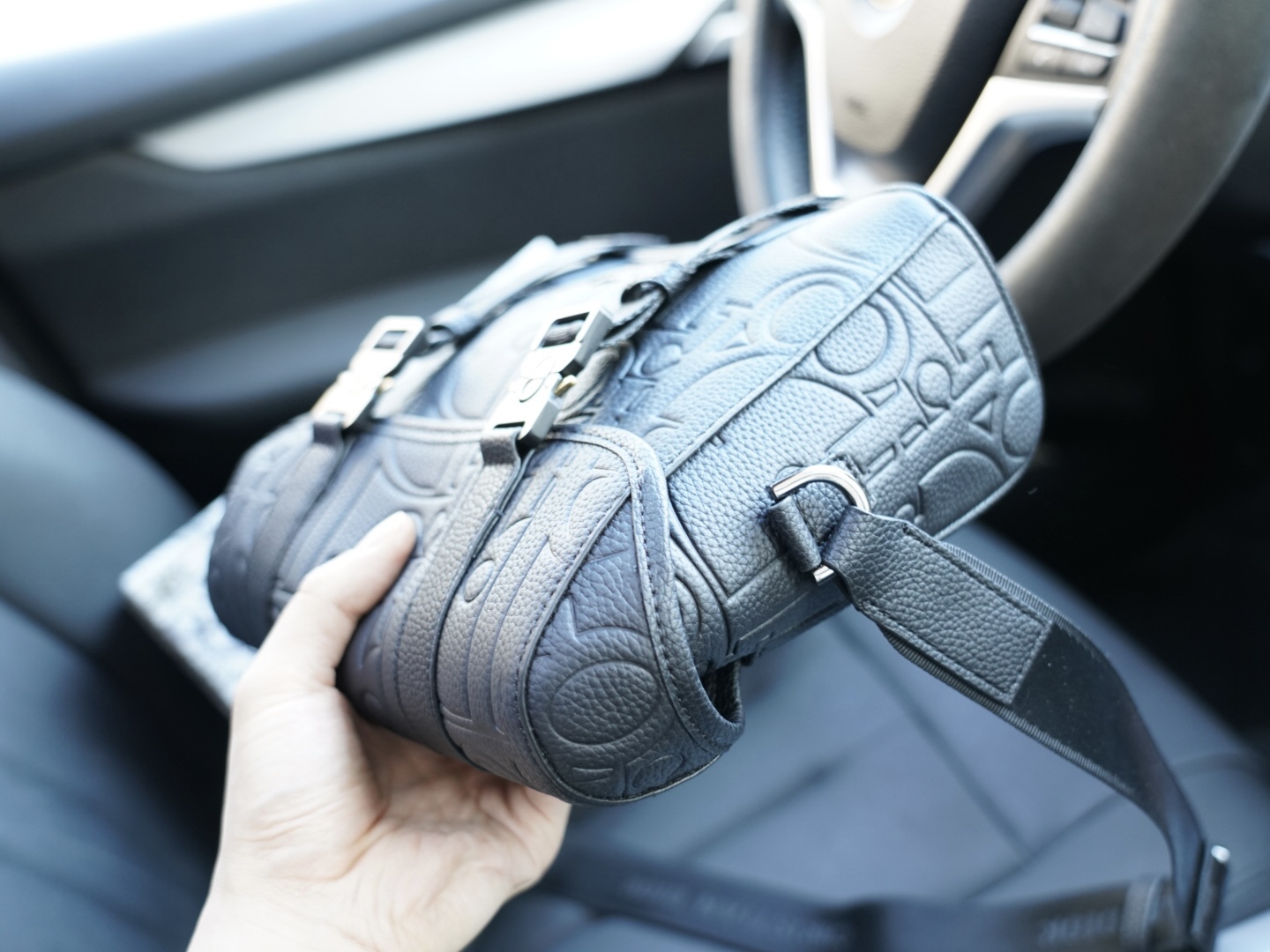 P160 🇫🇷 Dior 迪奥 官网同步 高版本 斜挎单肩背包 永恒不过时的标志性产品 纯原单牛皮 顶级五金制作 非市面普通版本 贸易公司订单货 全部实拍 实用性非常高 完全不用担心穿搭 配全套包装折叠盒【规格：25x19x8】