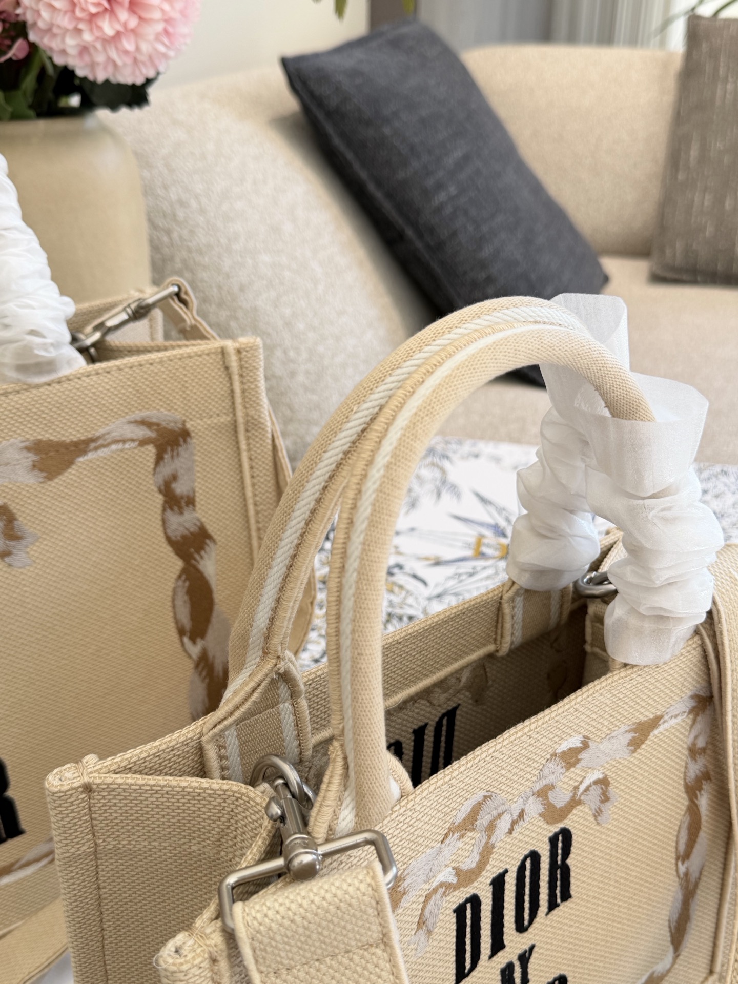 p200p235 顶级原单 从经典Book Tote的新面貌，到带有复古质感的斜挎包、手拿包，每一款都融合了迪奥的高雅基因与Jonathan Anderson独有的创意视角。 在保留品牌标志性廓形的基础上，注入更轻盈、更具功能性的细节设计。小型手袋则以层次感织物与全新迪奥LOGO提升辨识度，展现刚柔并济的现代风格。 25cm36cm配盒子