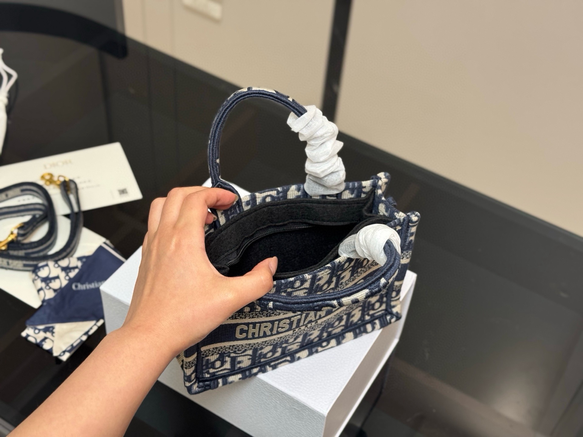 &yen;215 新版配肩带 Dior 原版布提花 Dior book tote今年最喜欢的一款购物袋 tote我用的次数最多的包 迪奥因为容量超级大 不管什么东西都向里面放 当然凹造型也是必须有 尺寸:21.5cm 配盒